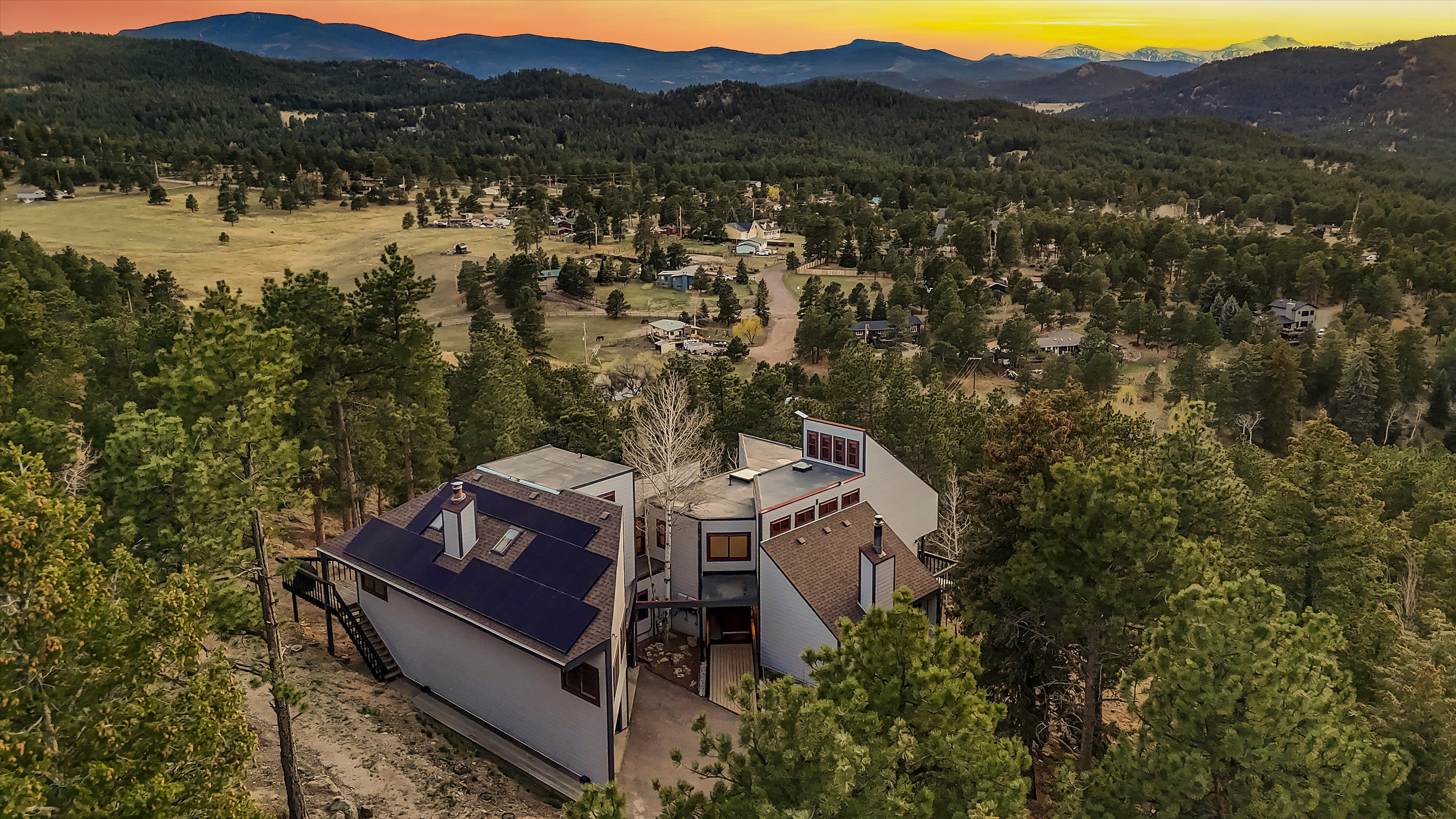  Experience Refined Mid-Century Inspired Mountain Living on 3.37 Acres - 物件實景