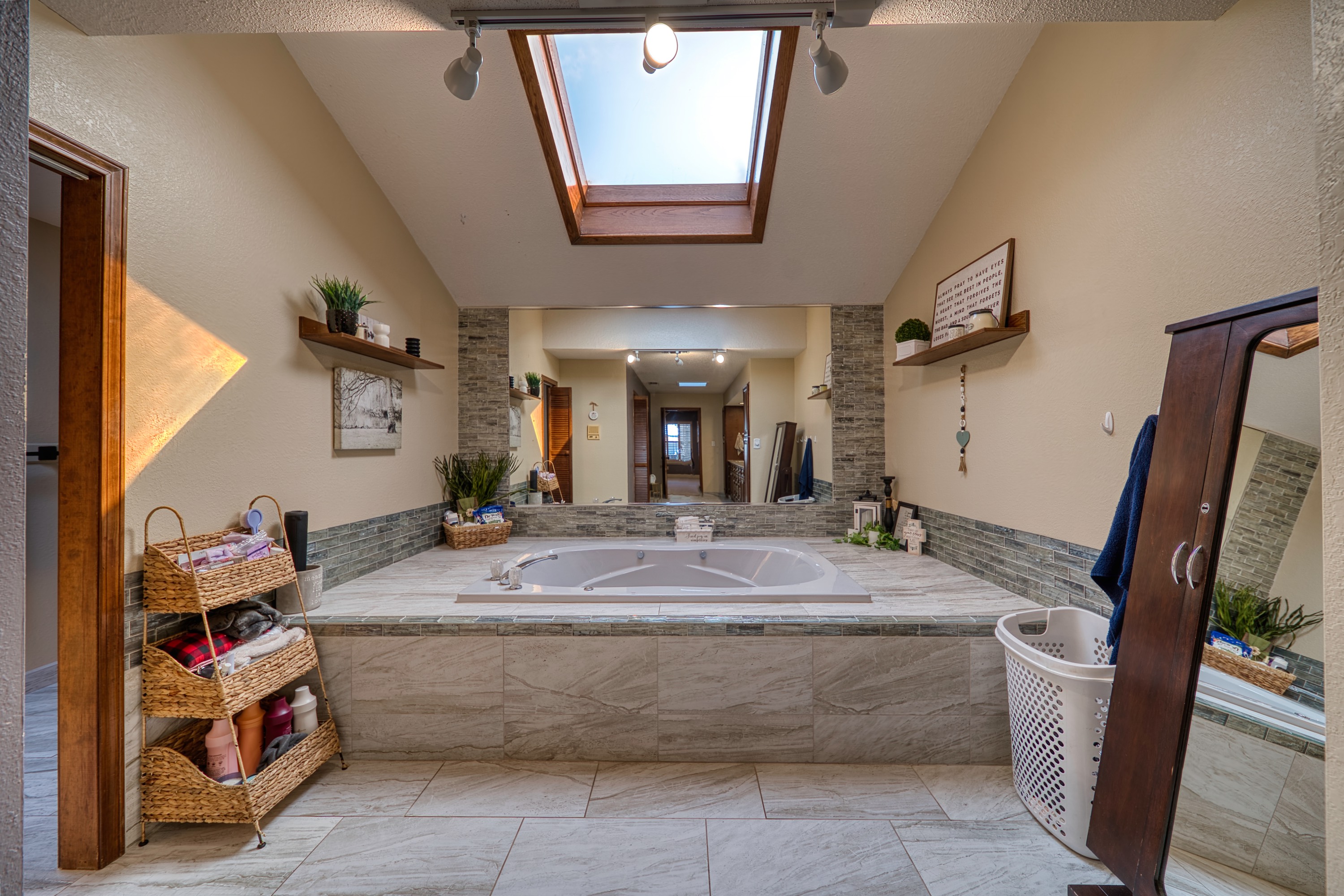 Carlsbad, New Mexico, 88220, United States, 4 Bedrooms Bedrooms, ,3 BathroomsBathrooms,Residential,For Sale,1974897