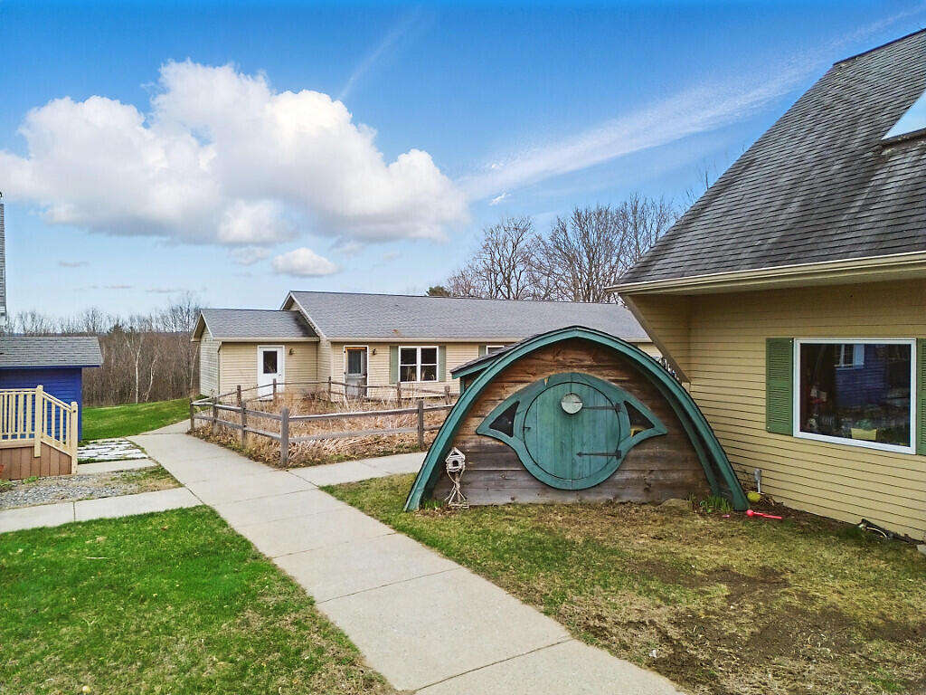 China, Maine, 04358, United States, 6 Bedrooms Bedrooms, ,3 BathroomsBathrooms,Residential,For Sale,1898689
