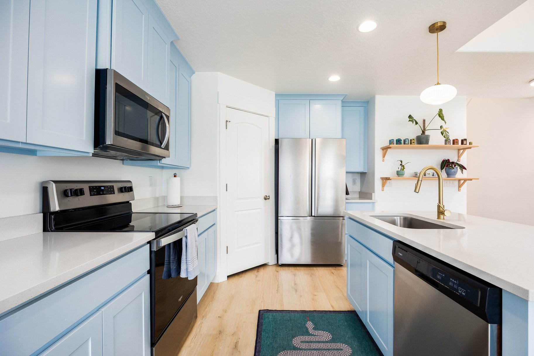  Meticulously Maintained End-Unit Townhome - 物件實景