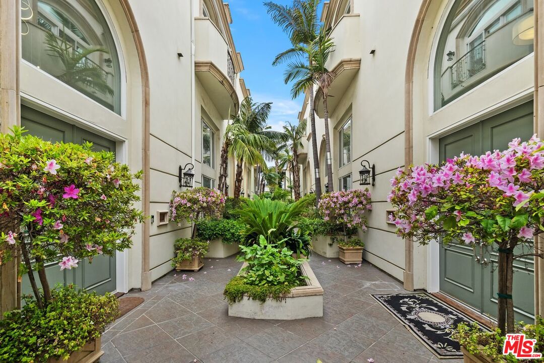 Los Angeles, California, 90049, United States, 4 Bedrooms Bedrooms, ,5 BathroomsBathrooms,Residential,For Sale,1840692