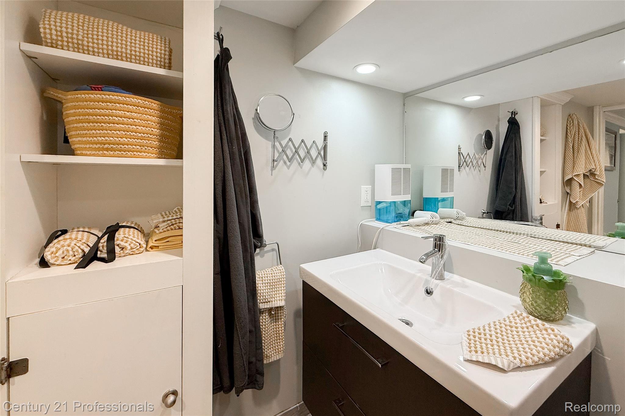 LakeOrion, Michigan, 48362, United States, 2 Bedrooms Bedrooms, ,2 BathroomsBathrooms,Residential,For Sale,2005398