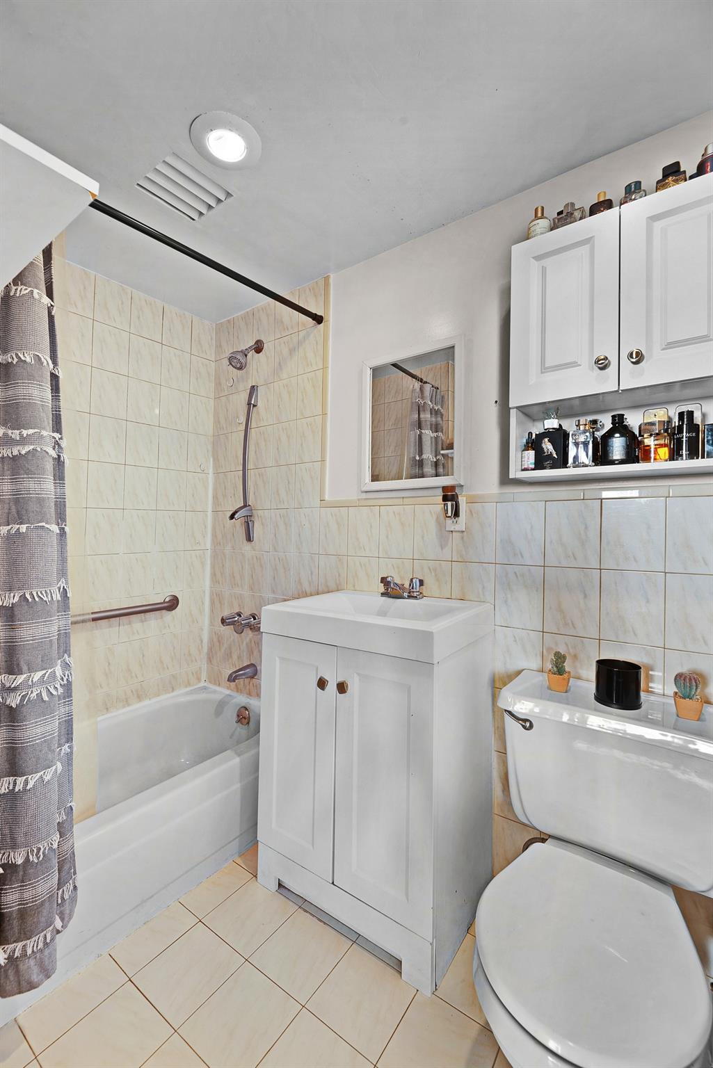 Yonkers, New York, 10704, United States, 3 Bedrooms Bedrooms, ,3 BathroomsBathrooms,Residential,For Sale,1796688