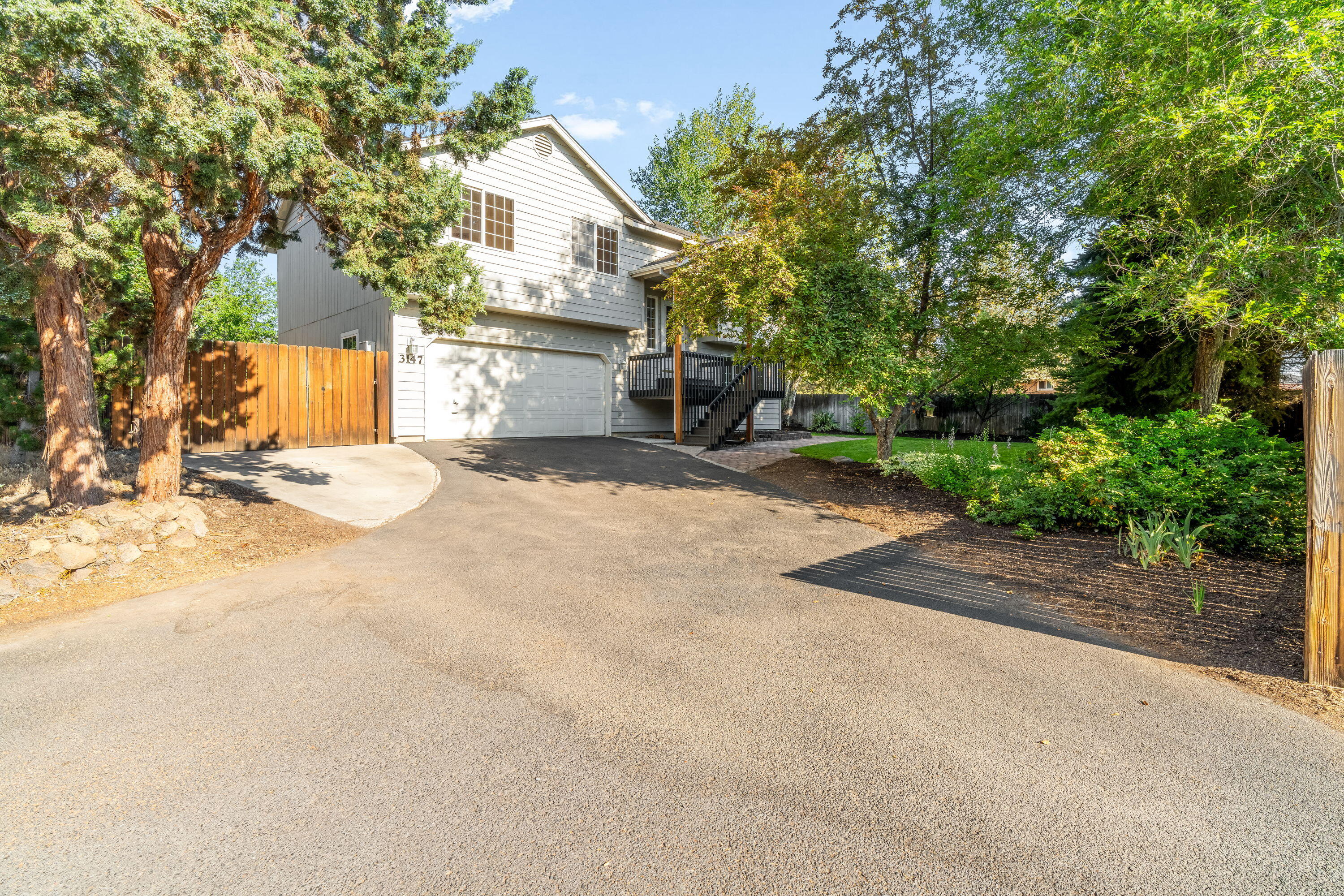 Bend, Oregon, 97701, United States, 3 Bedrooms Bedrooms, ,3 BathroomsBathrooms,Residential,For Sale,1889882