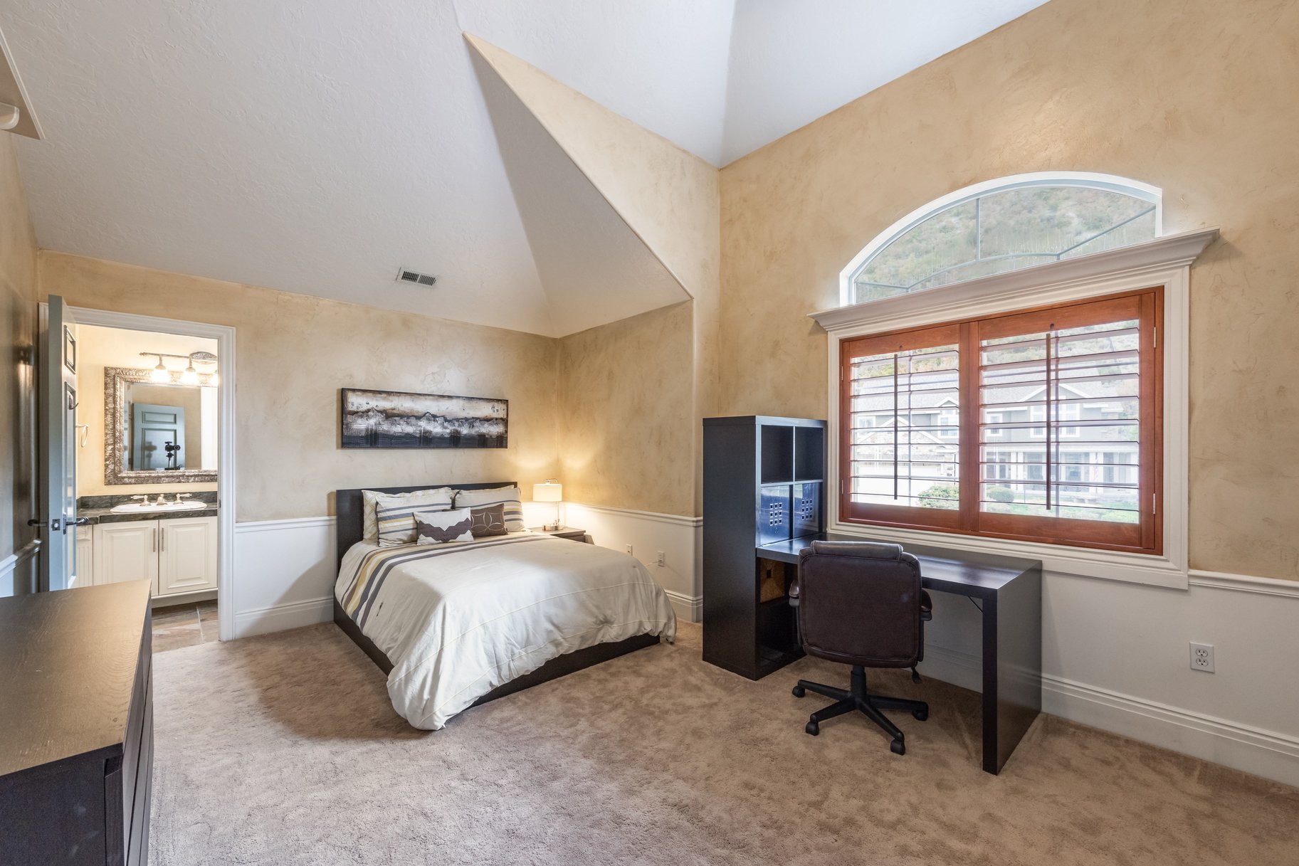  Stately Gated-Community Estate on Nearly Half an Acre: Vaulted Ceilings, Valley - 物件實景