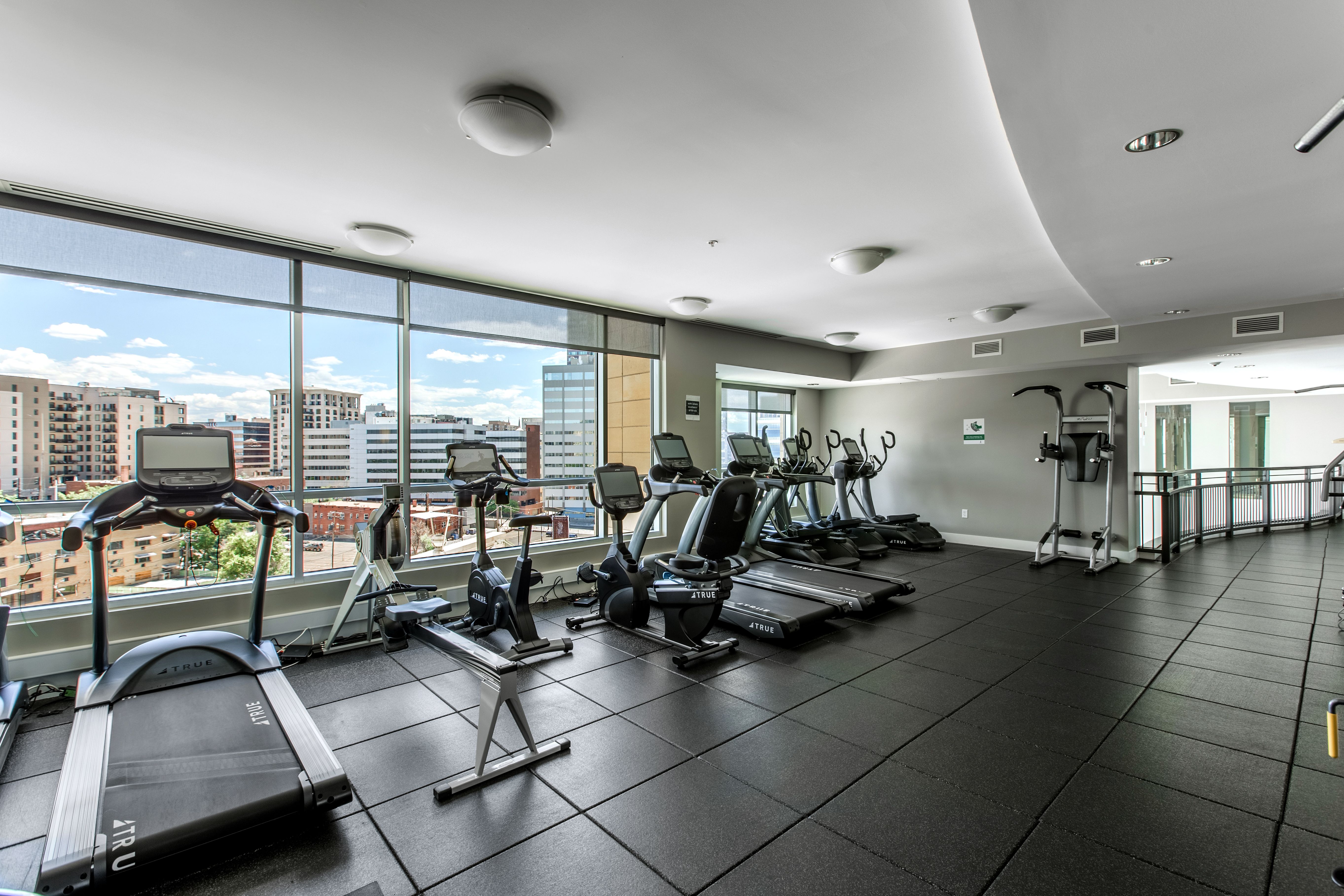  Over 1000 Feet of Private Terrace Throughout This Penthouse - 物件實景