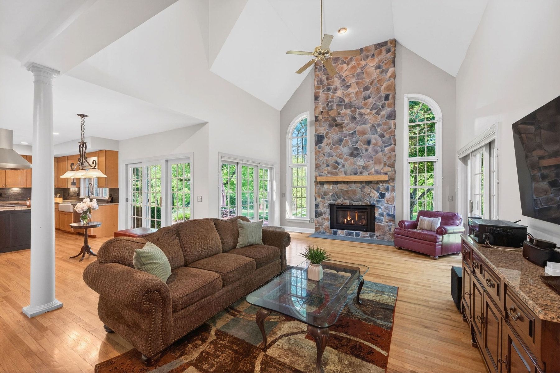  ?Hill View Farms? Neighborhood Colonial Offers Convenience and Tranquility - 物件實景