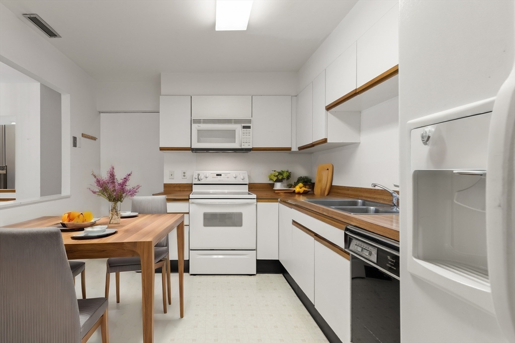 Brookline, Massachusetts, 02446, United States, 2 Bedrooms Bedrooms, ,2 BathroomsBathrooms,Residential,For Sale,1920109