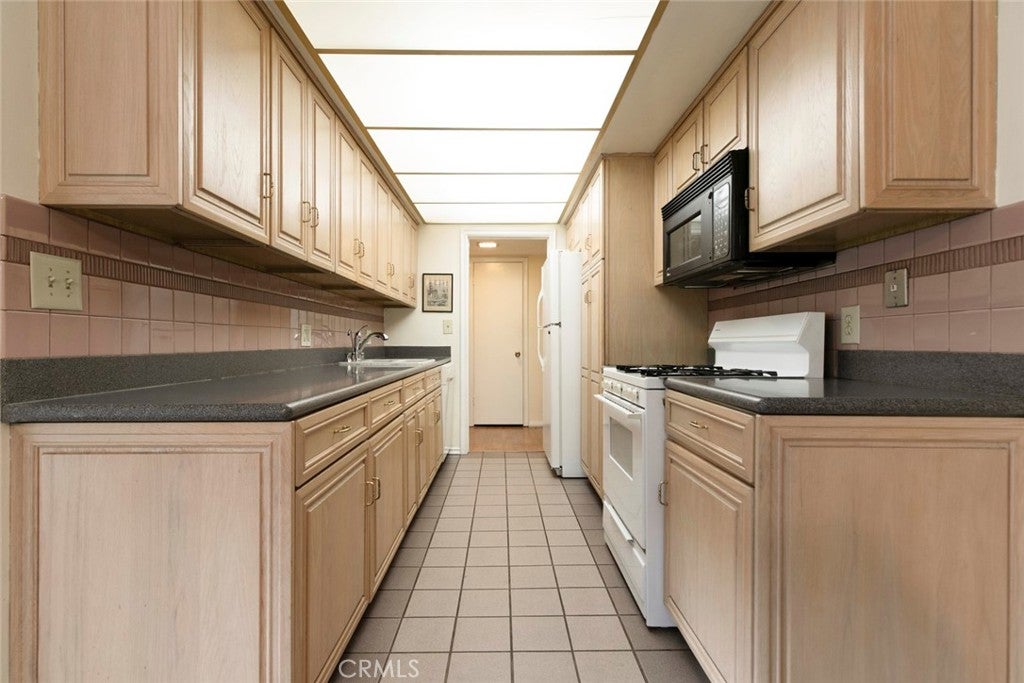 Los Angeles, California, 90068, United States, 2 Bedrooms Bedrooms, ,1 BathroomBathrooms,Residential,For Sale,1940489