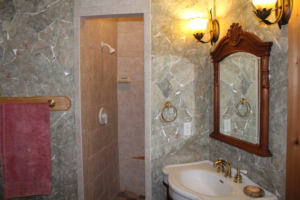 Murphy, North Carolina, 28906, United States, 2 Bedrooms Bedrooms, ,4 BathroomsBathrooms,Residential,For Sale,1915362