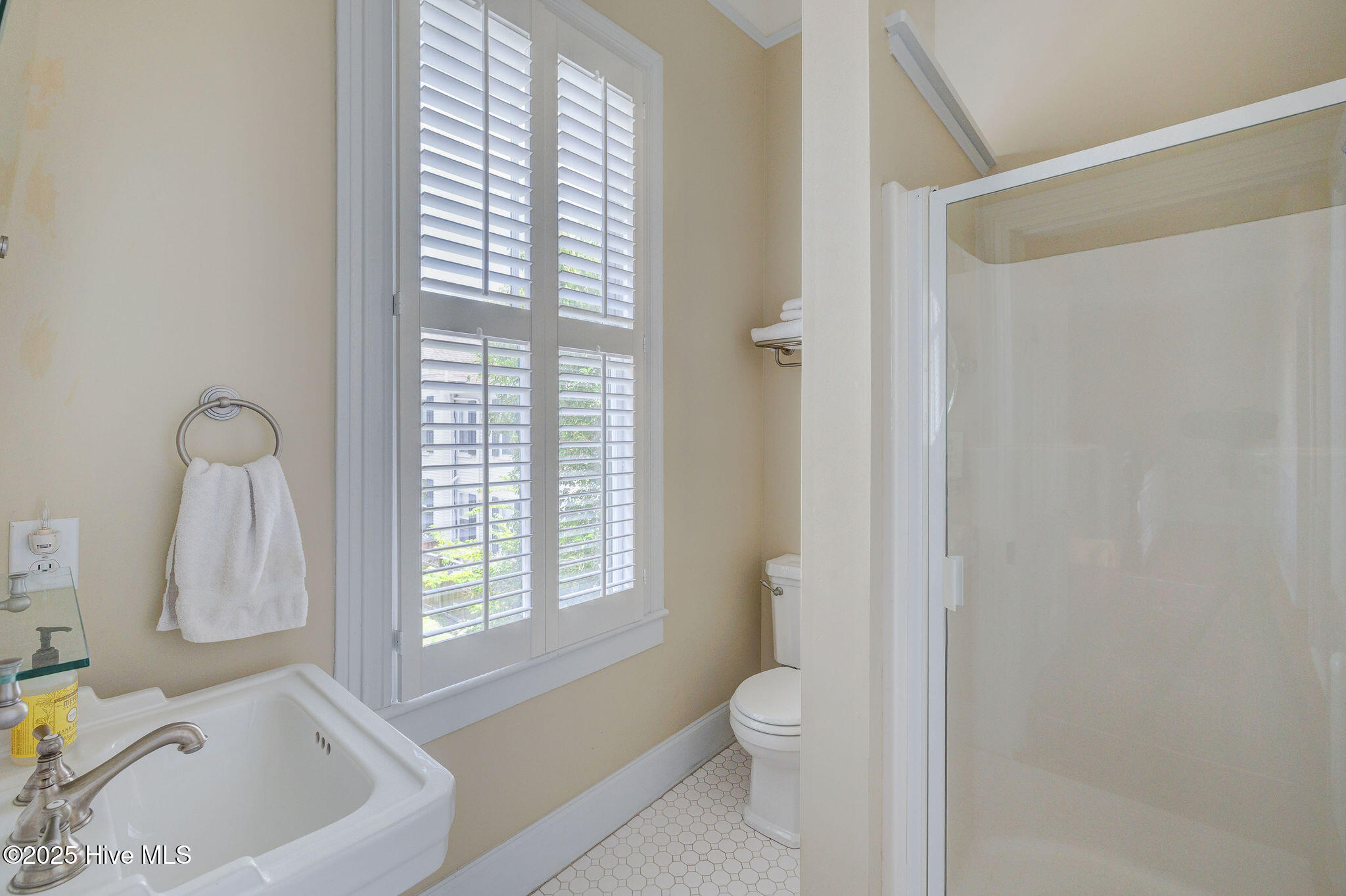 Wilmington, North Carolina, 28401, United States, 4 Bedrooms Bedrooms, ,3 BathroomsBathrooms,Residential,For Sale,1874502