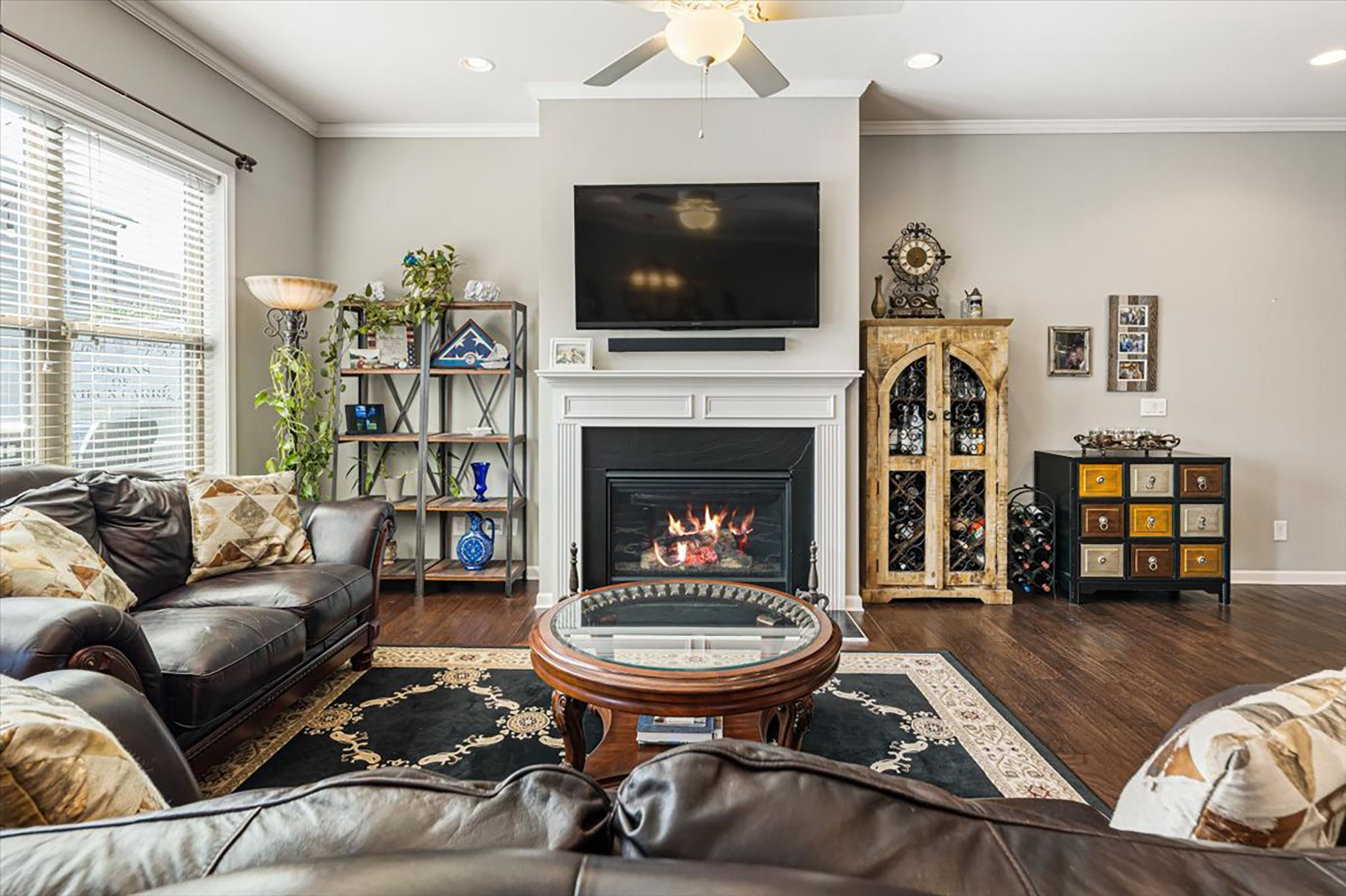  Beautifully Maintained Townhome in Gated Community - 物件實景