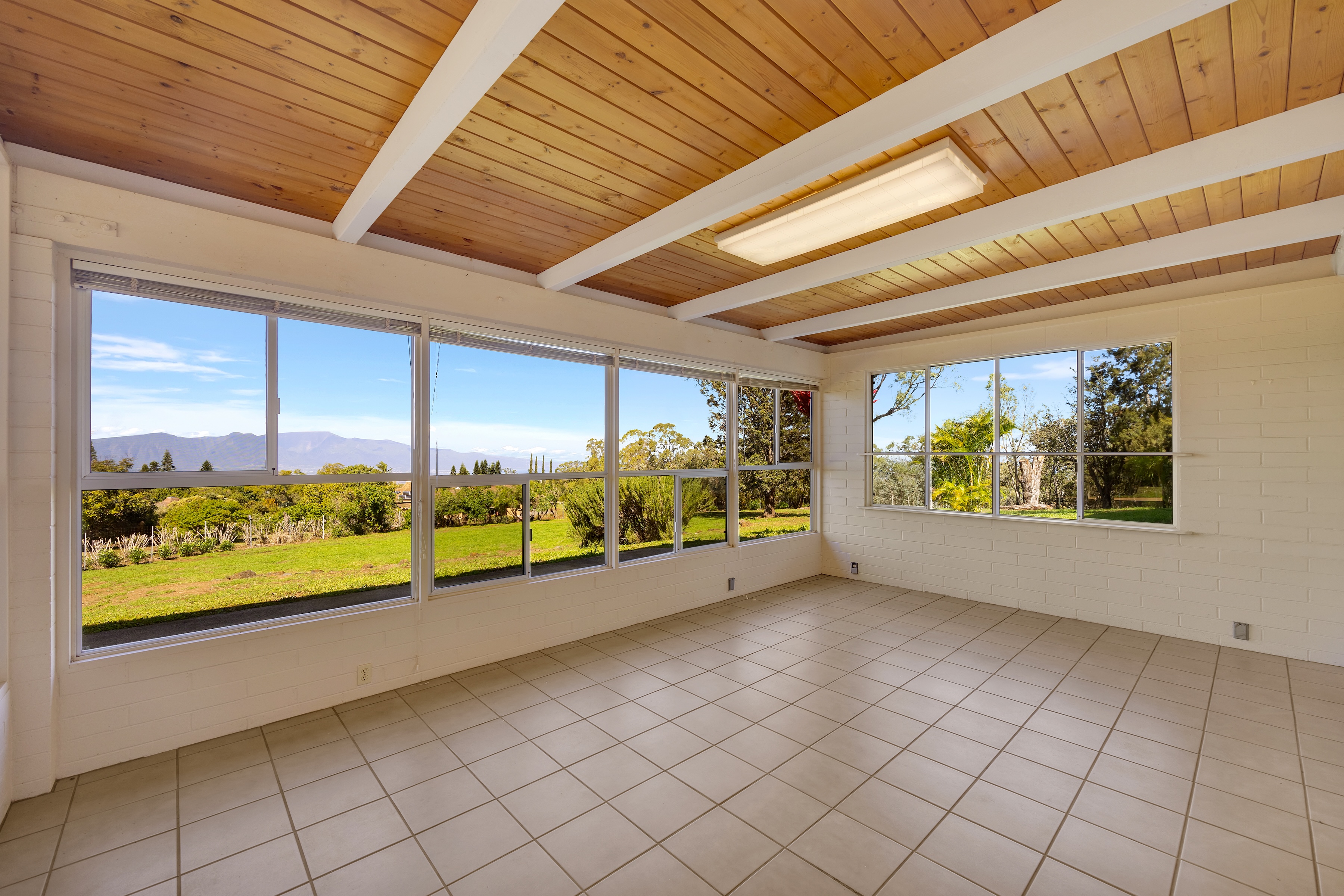  Views stretching  to the West Maui Mountains, ocean, and Haleakala - 物件實景