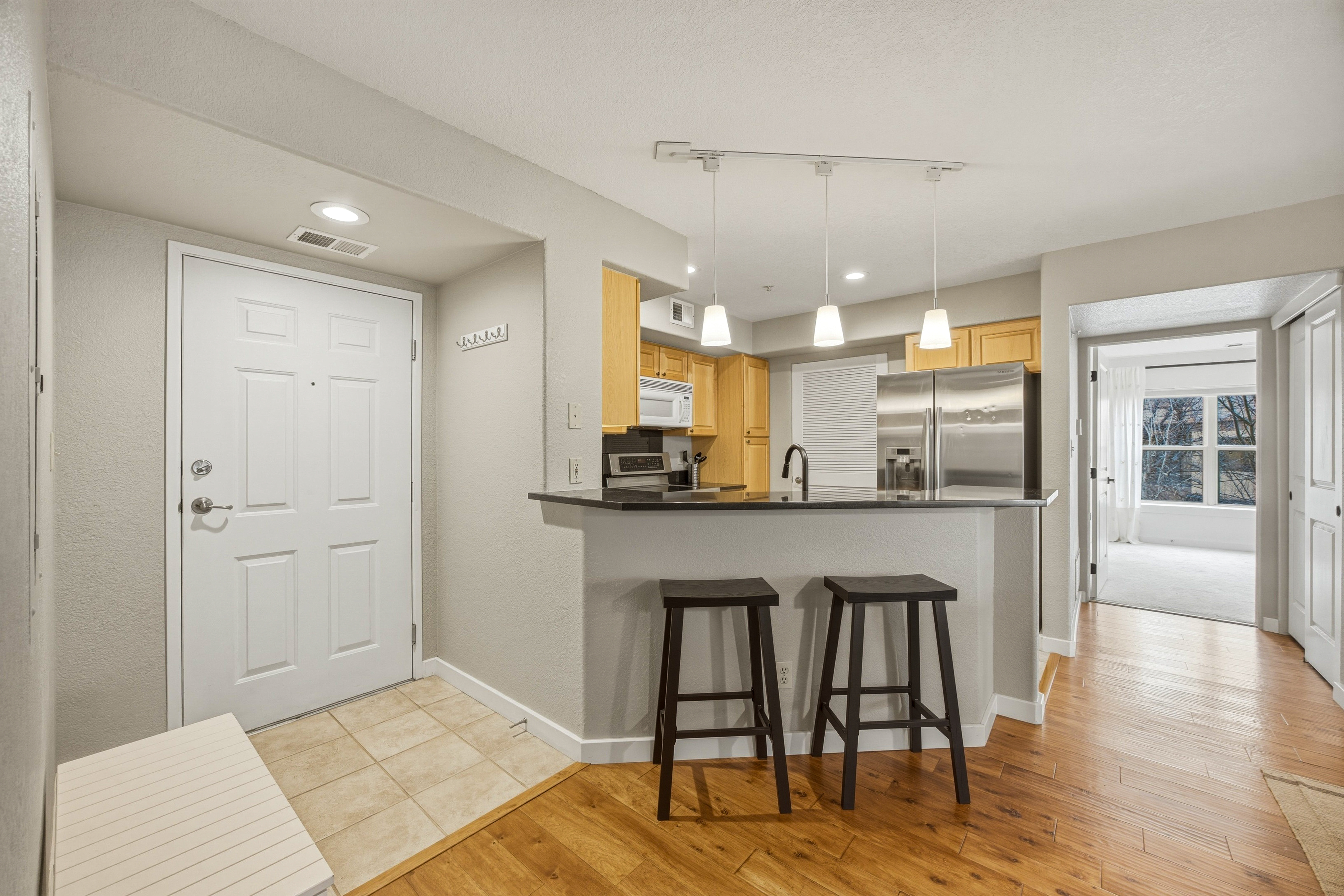  Updated, Bright, South-Facing Corner Residence in the Heart of Edwards - 物件實景
