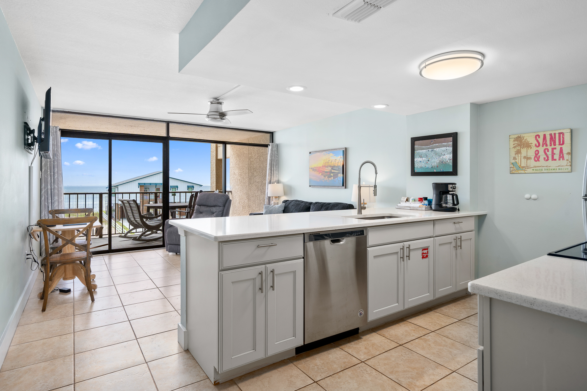  STUNNING WATERFRONT CONDO WITH MODERN UPDATES & SPECTACULAR VIEWS - 物件實景