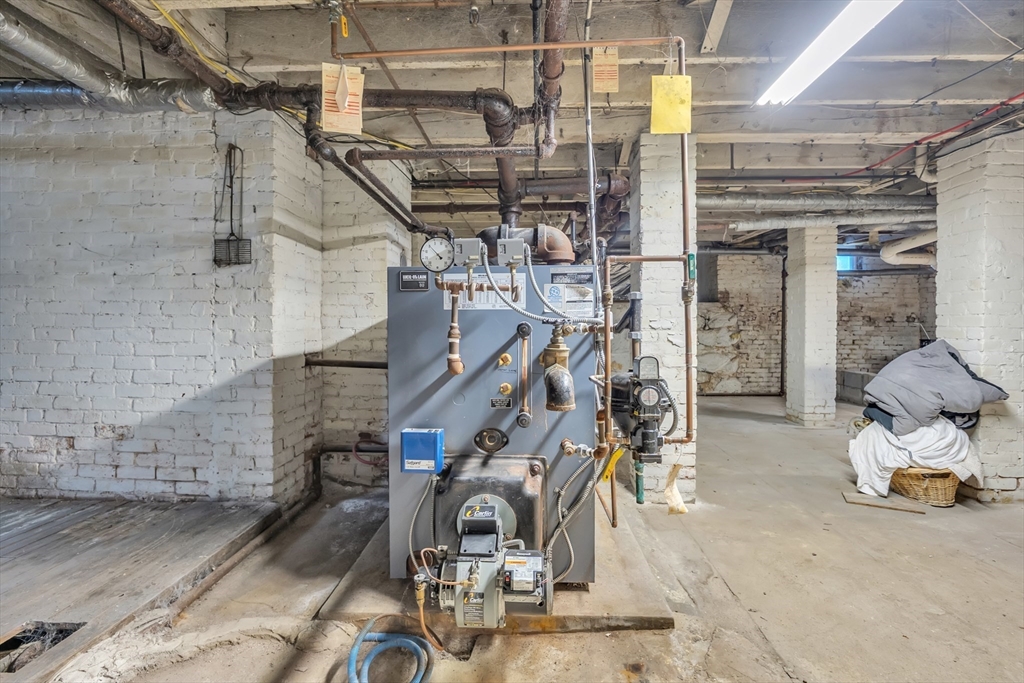 Orange, Massachusetts, 01364, United States, 7 Bedrooms Bedrooms, ,6 BathroomsBathrooms,Residential,For Sale,1991078