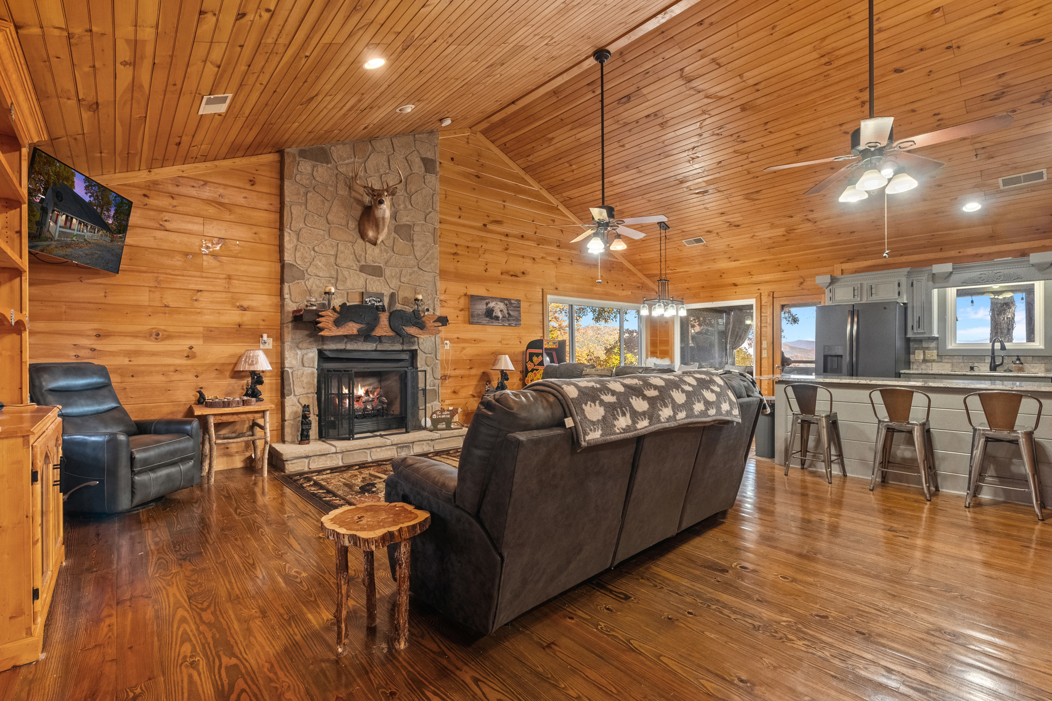 Sevierville, Tennessee, 37876, United States, 2 Bedrooms Bedrooms, ,4 BathroomsBathrooms,Residential,For Sale,1988602