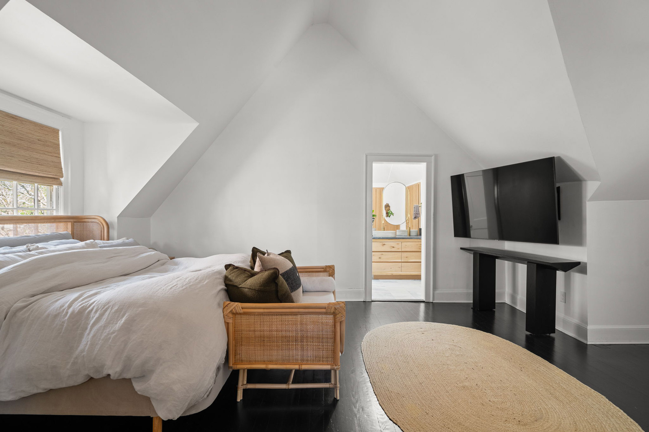  Timeless Character, Thoughtful Renovations and an Unbeatable Location - 物件實景