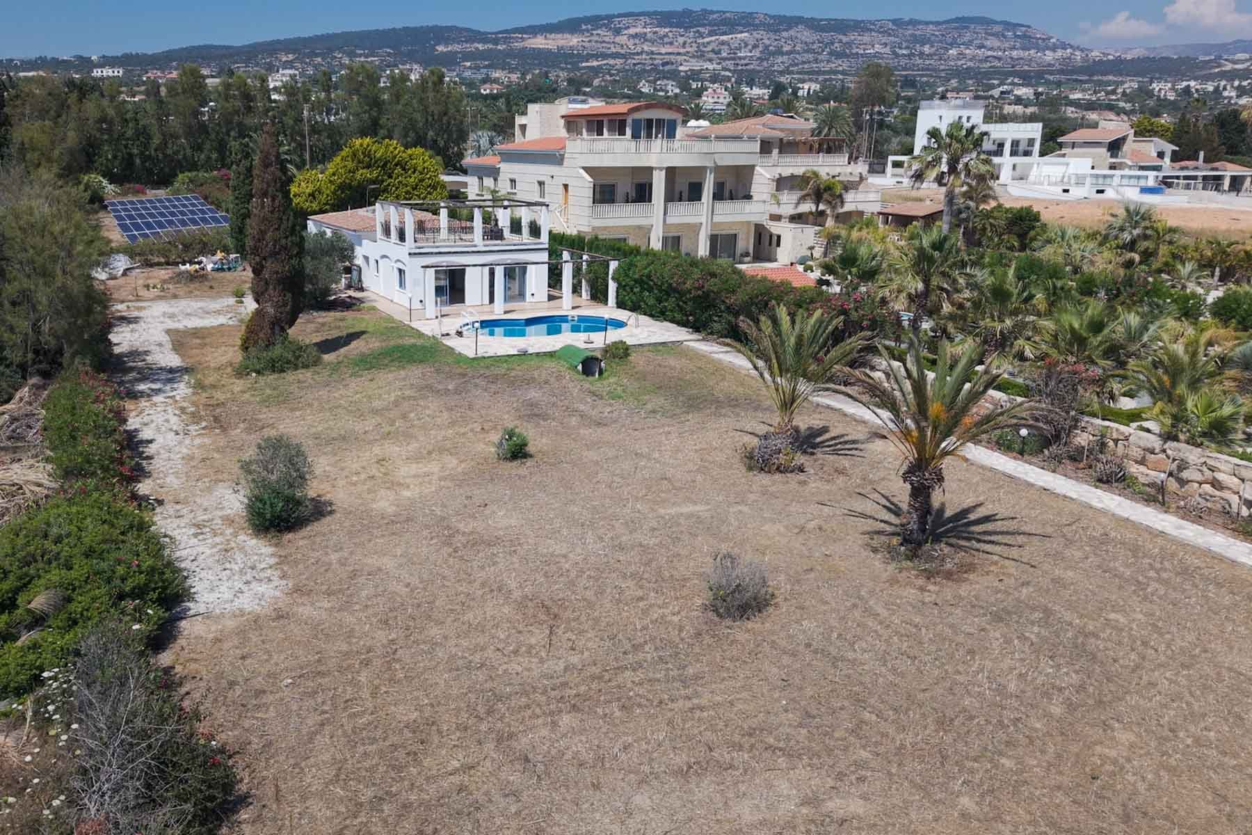  Seafront Plot with a Detached House for redevelopment in Sea Caves, Paphos - 物件實景
