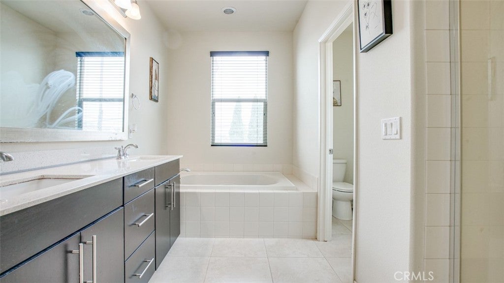 Santa Ana, California, 92703, United States, 4 Bedrooms Bedrooms, ,3 BathroomsBathrooms,Residential,For Sale,1793087