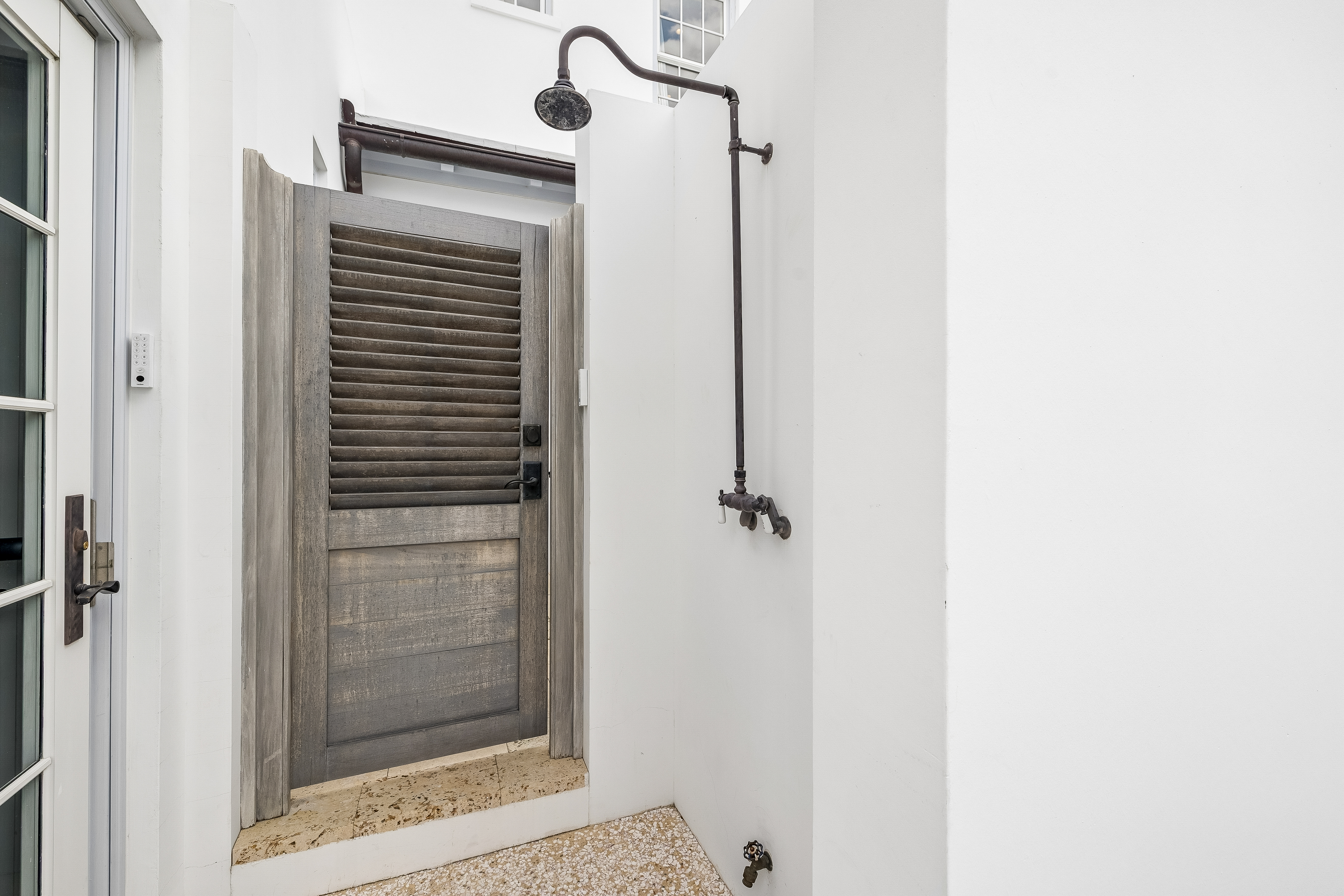  Courtyard Retreat with Dual Primary Suites in Coastal Community - 物件實景