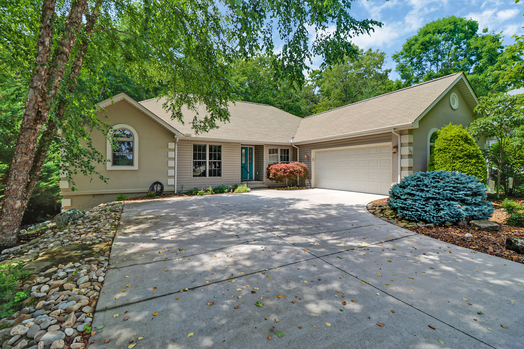 Crossville, Tennessee, 38558, United States, 3 Bedrooms Bedrooms, ,2 BathroomsBathrooms,Residential,For Sale,1975656