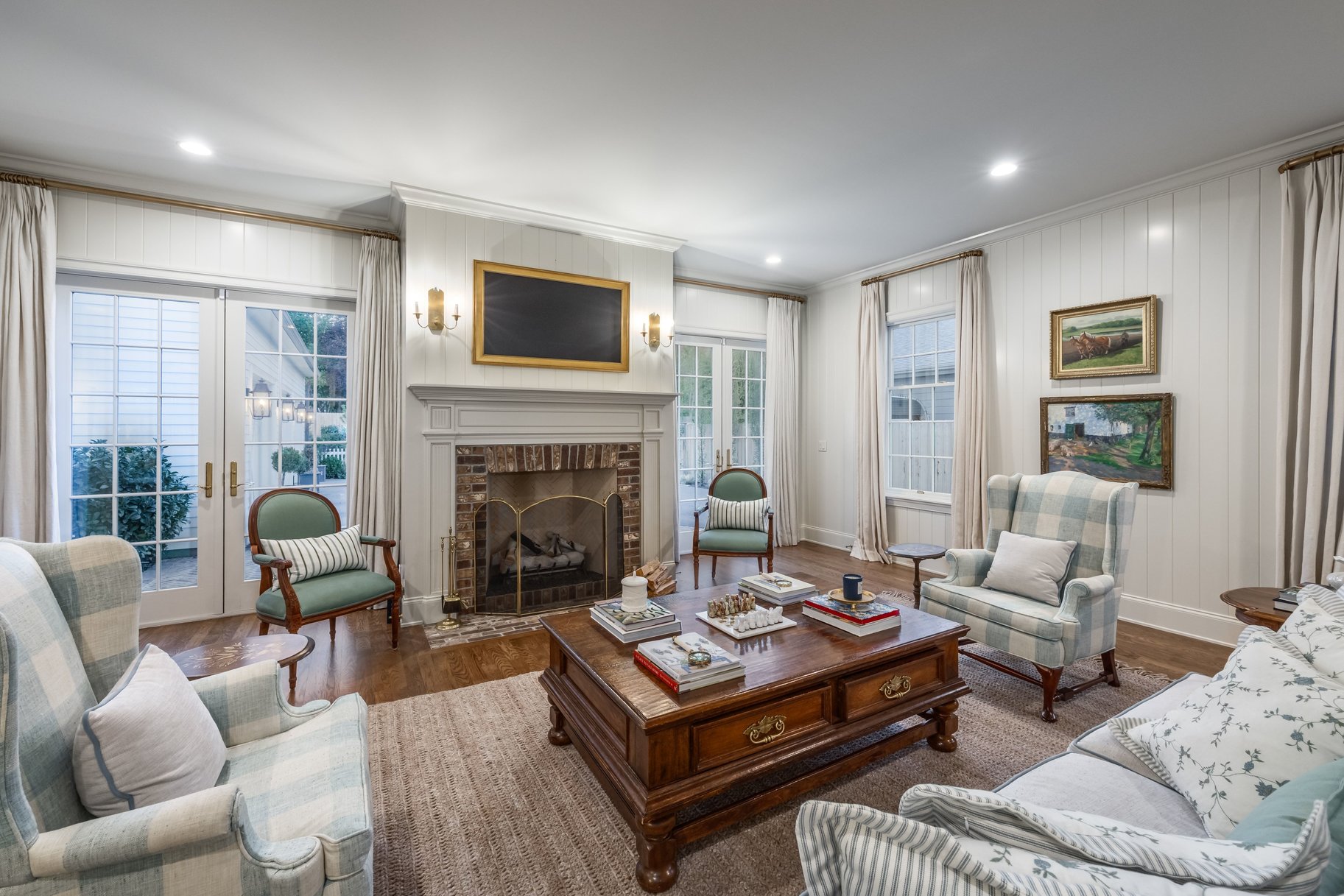  Timeless Colonial Charm Meets Refined Modern Luxury In This Storybook Retreat - 物件實景