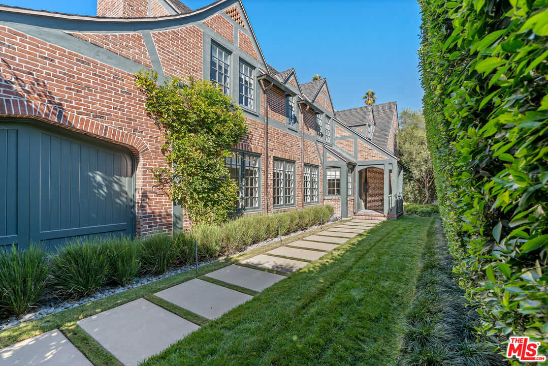 Los Angeles, California, 90020, United States, 5 Bedrooms Bedrooms, ,5 BathroomsBathrooms,Residential,For Sale,1939583