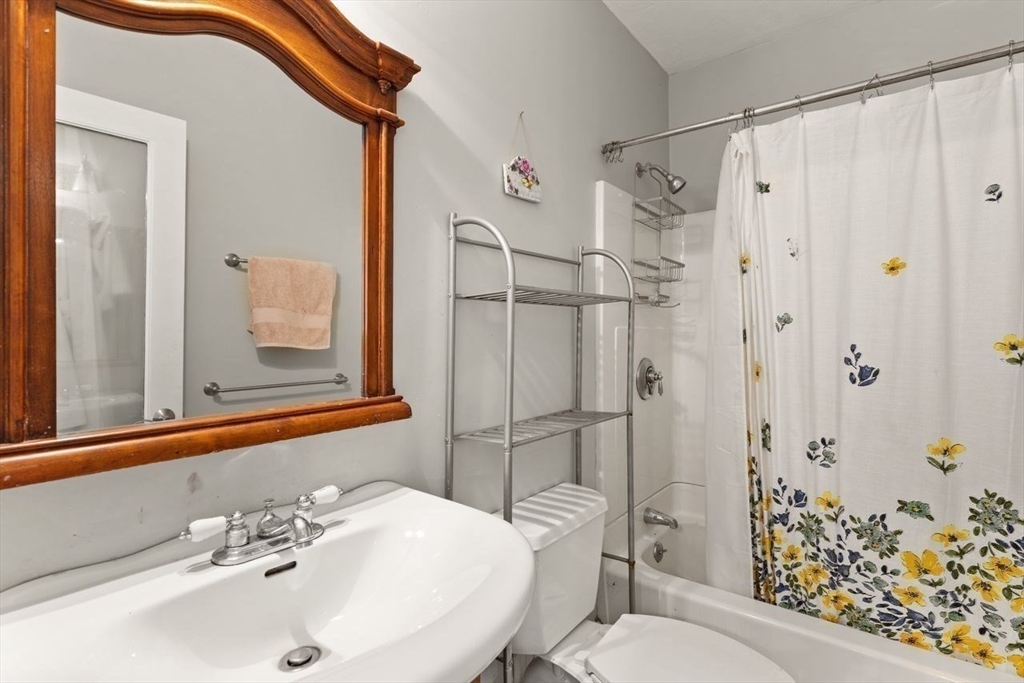 Salem, Massachusetts, 01970, United States, 2 Bedrooms Bedrooms, ,2 BathroomsBathrooms,Residential,For Sale,1896365