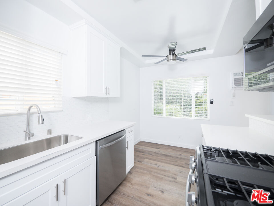 Los Angeles, California, 90066, United States, 4 Bedrooms Bedrooms, ,Residential,For Sale,1991946