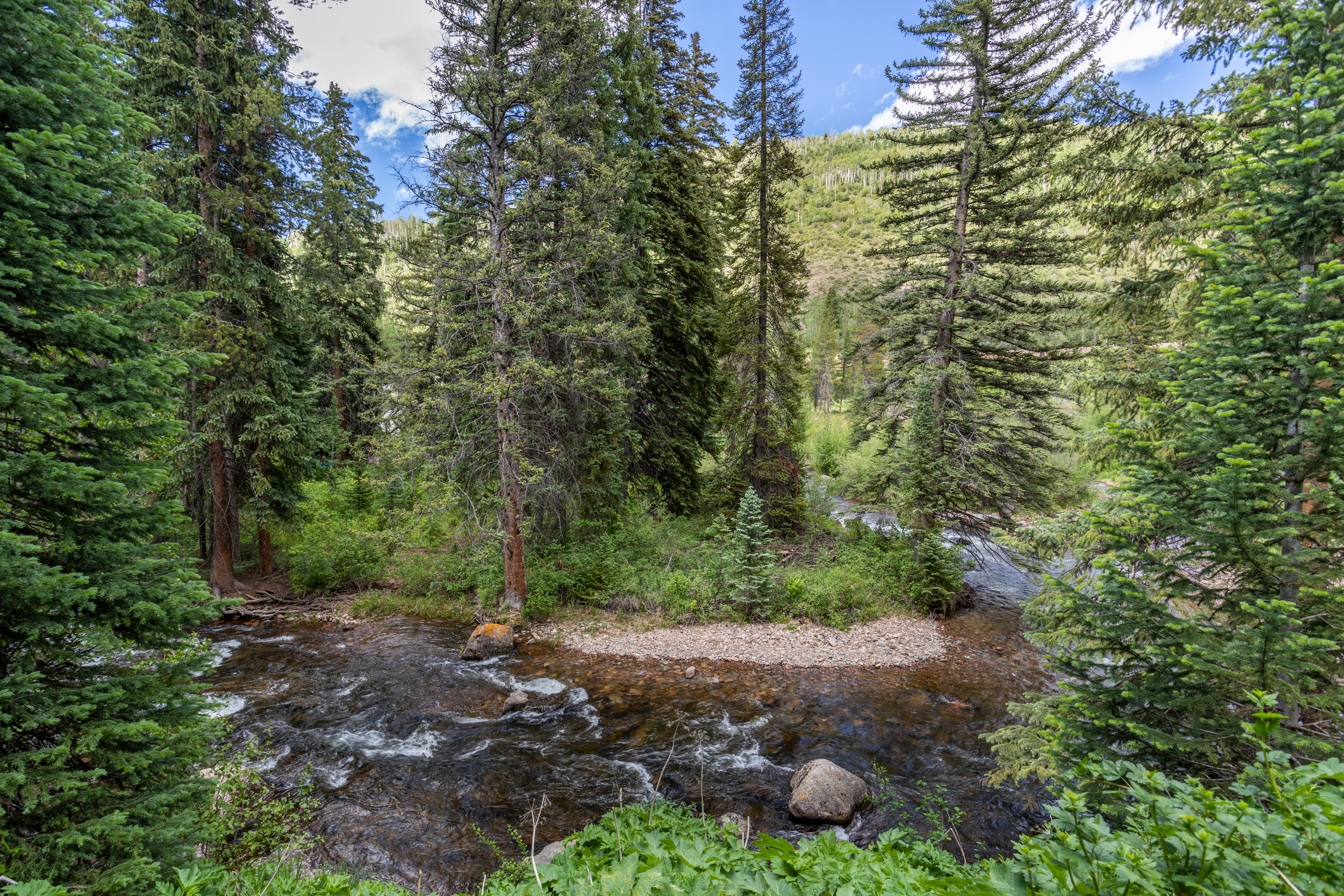  Located a Sweeping Bend of Gore Creek with Resort-Style Amenities - 物件實景