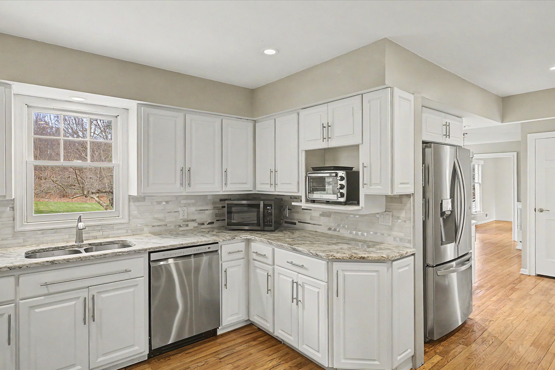  Lovely Cape Cod Home Situated on Two Private Acres - 物件實景