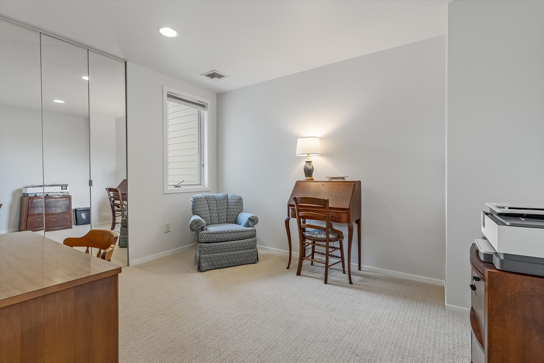  Updated Townhome Conveniently Located - 物件實景