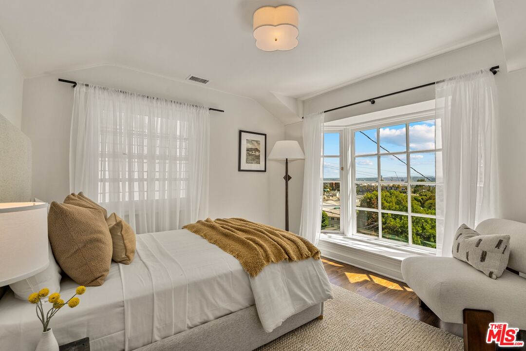 Los Angeles, California, 90046, United States, 3 Bedrooms Bedrooms, ,3 BathroomsBathrooms,Residential,For Sale,1906693