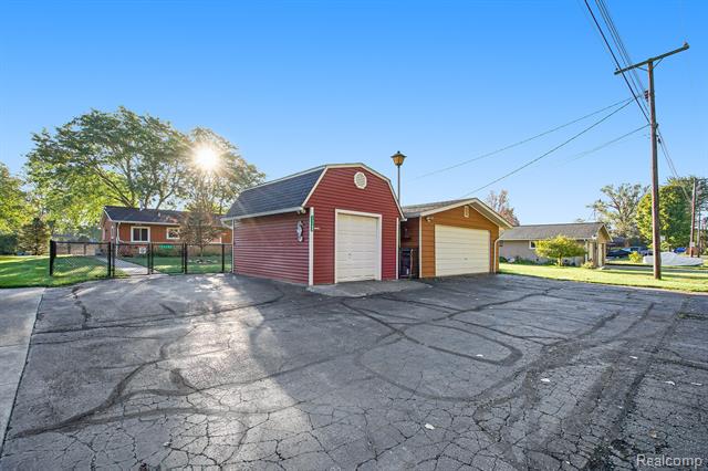 Putnam Twp, Michigan, 48169, United States, 3 Bedrooms Bedrooms, ,2 BathroomsBathrooms,Residential,For Sale,1981909