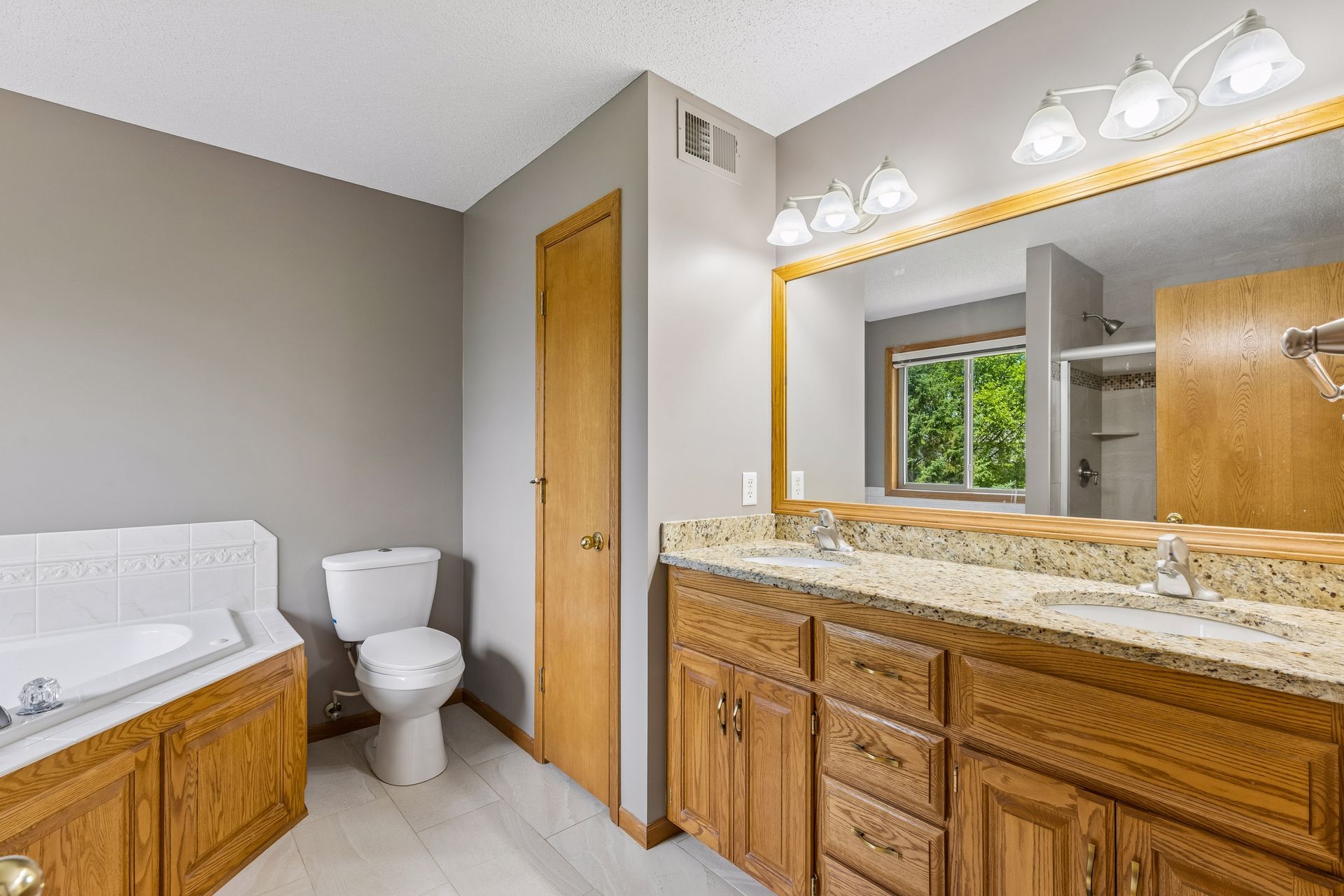  Meticulously Maintained Executive Home Near Parks and Trails - 物件實景