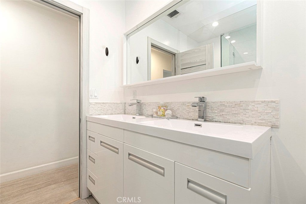 Valley Glen, California, 91405, United States, 3 Bedrooms Bedrooms, ,3 BathroomsBathrooms,Residential,For Sale,1938846