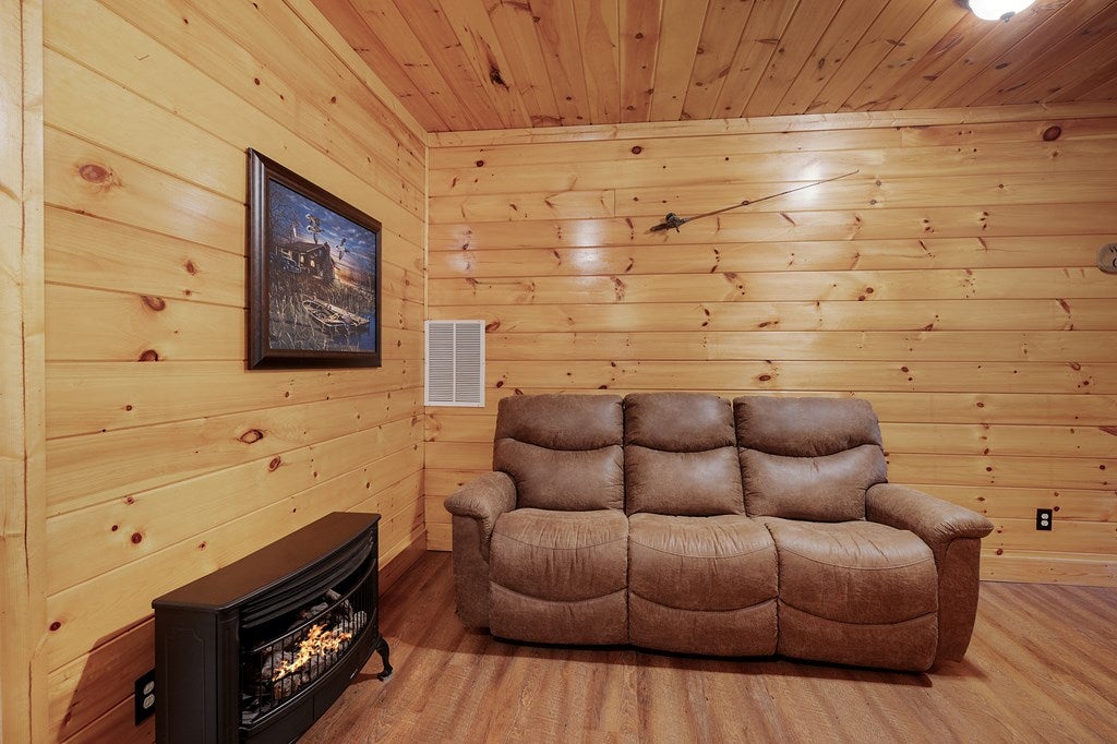 Ellijay, Georgia, 30540, United States, 3 Bedrooms Bedrooms, ,3 BathroomsBathrooms,Residential,For Sale,1837268