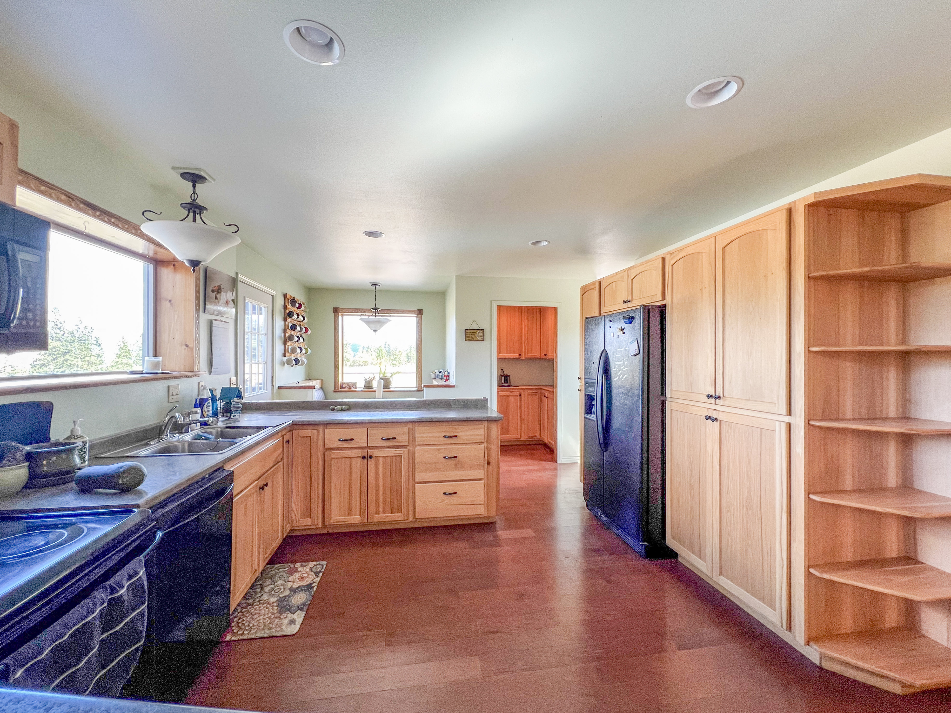 Kettle Falls, Washington, 99141, United States, 4 Bedrooms Bedrooms, ,4 BathroomsBathrooms,Residential,For Sale,1984366