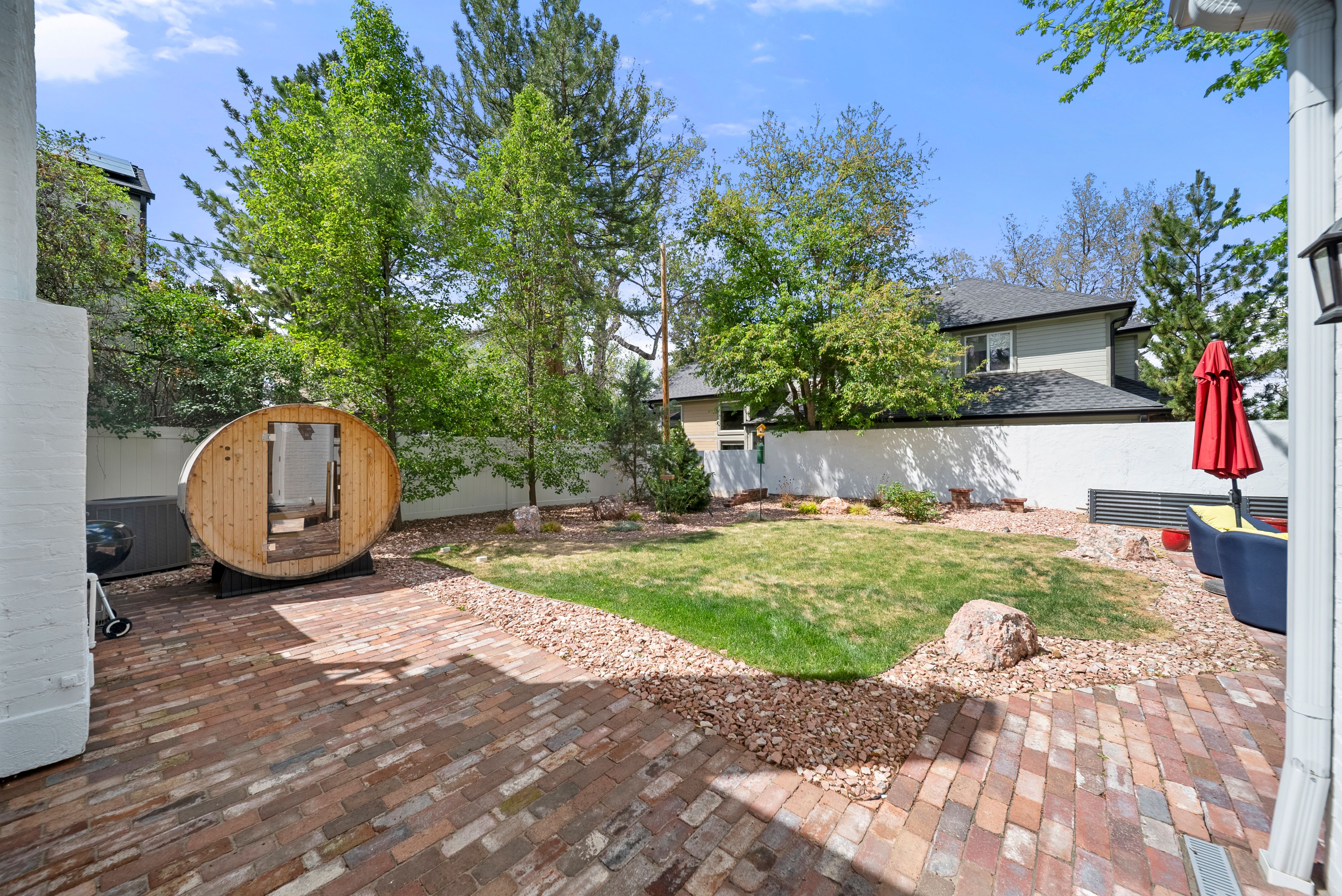  This Home Blends Historic Character with Modern Functionality - 物件實景