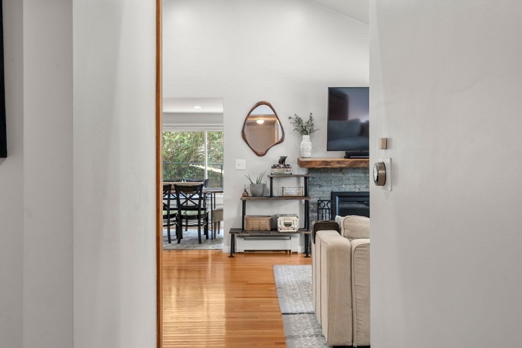 Waltham, Massachusetts, 02453, United States, 3 Bedrooms Bedrooms, ,2 BathroomsBathrooms,Residential,For Sale,1939650
