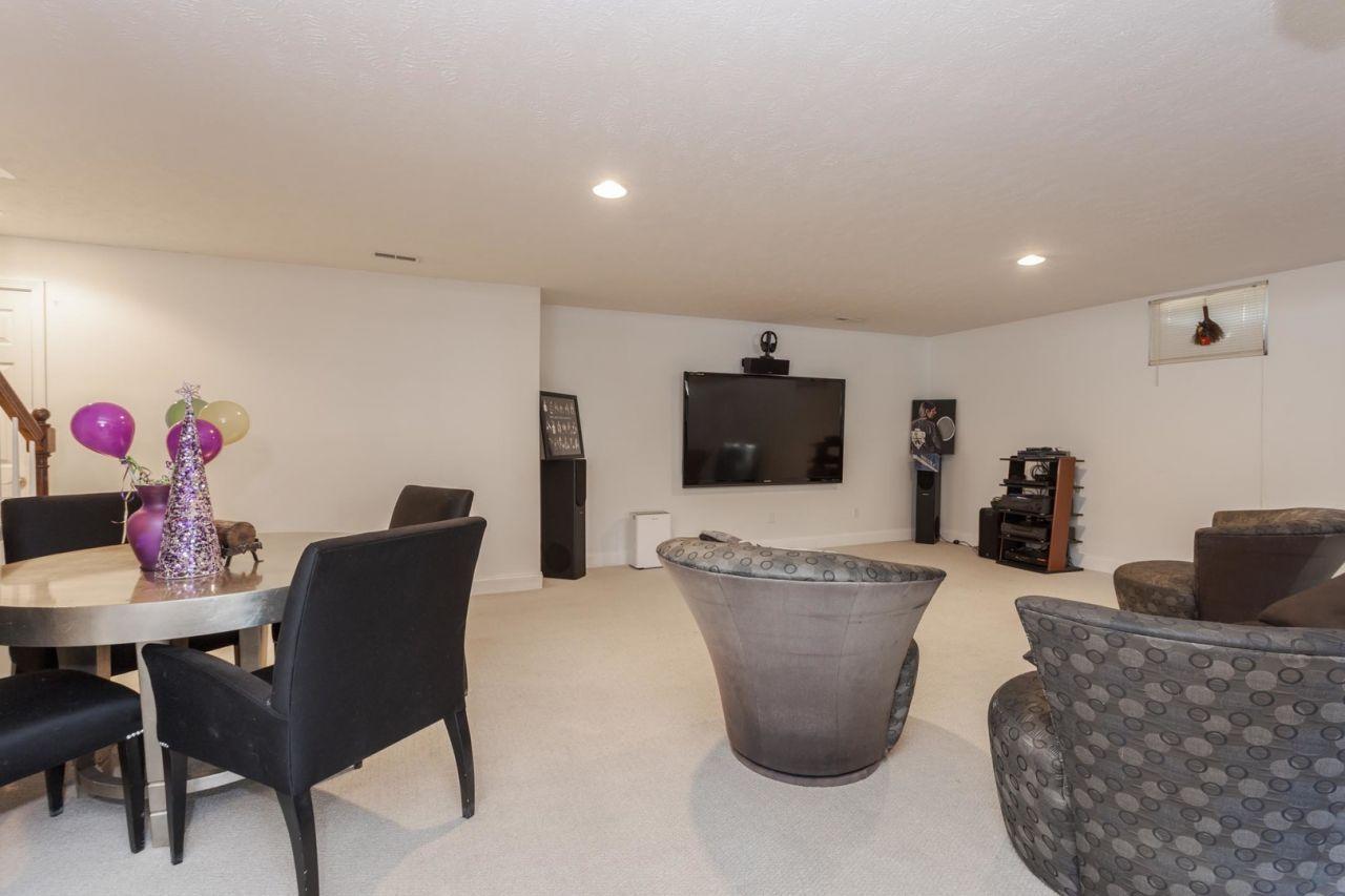Bloomington, Illinois, 61704, United States, 6 Bedrooms Bedrooms, ,5 BathroomsBathrooms,Residential,For Sale,1793888
