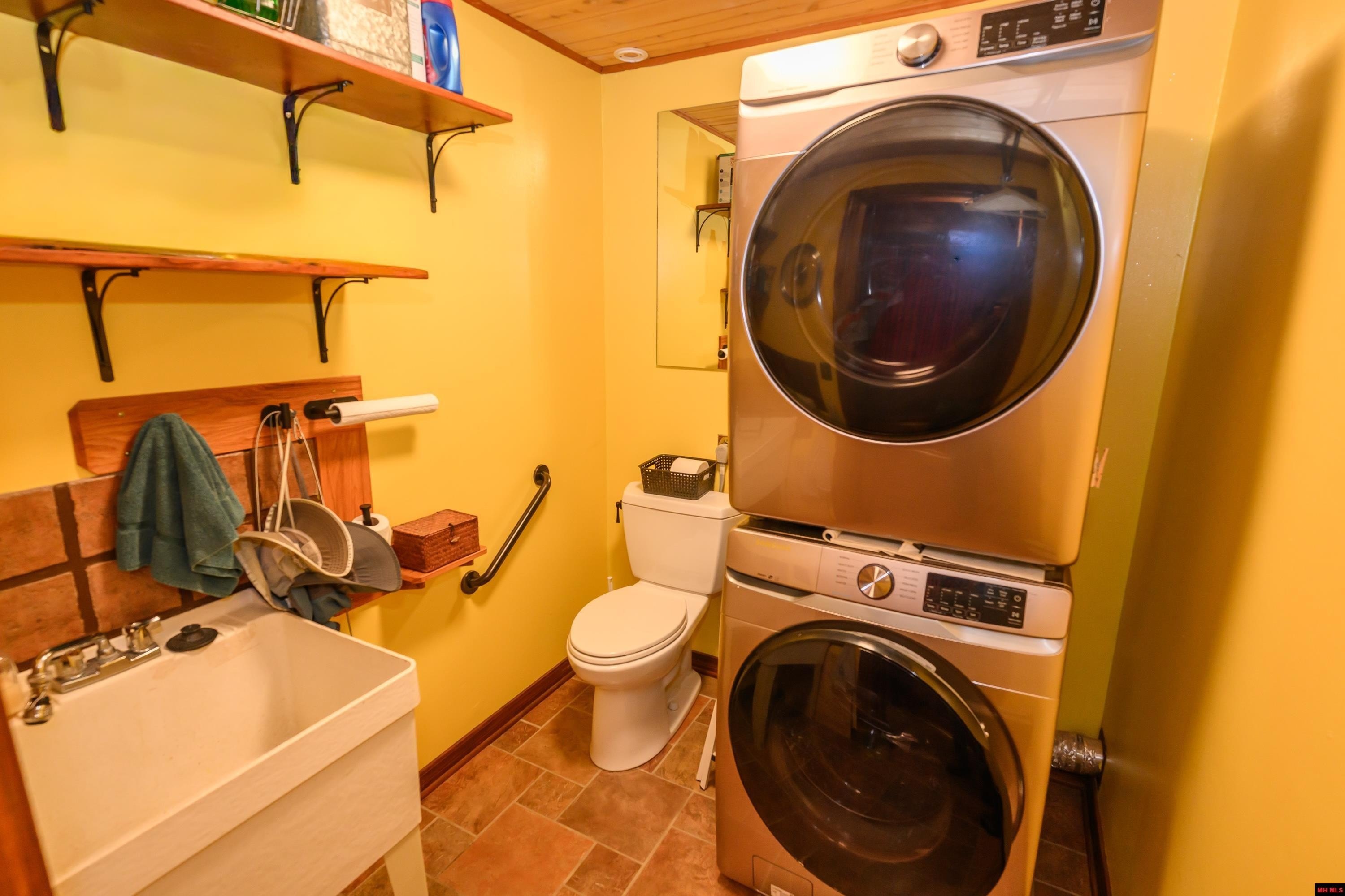 Mountain Home, Arkansas, 72653, United States, 2 Bedrooms Bedrooms, ,3 BathroomsBathrooms,Residential,For Sale,2009104