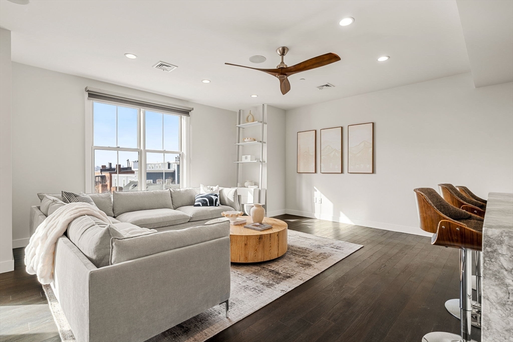 Boston, Massachusetts, 02127, United States, 2 Bedrooms Bedrooms, ,2 BathroomsBathrooms,Residential,For Sale,1999674