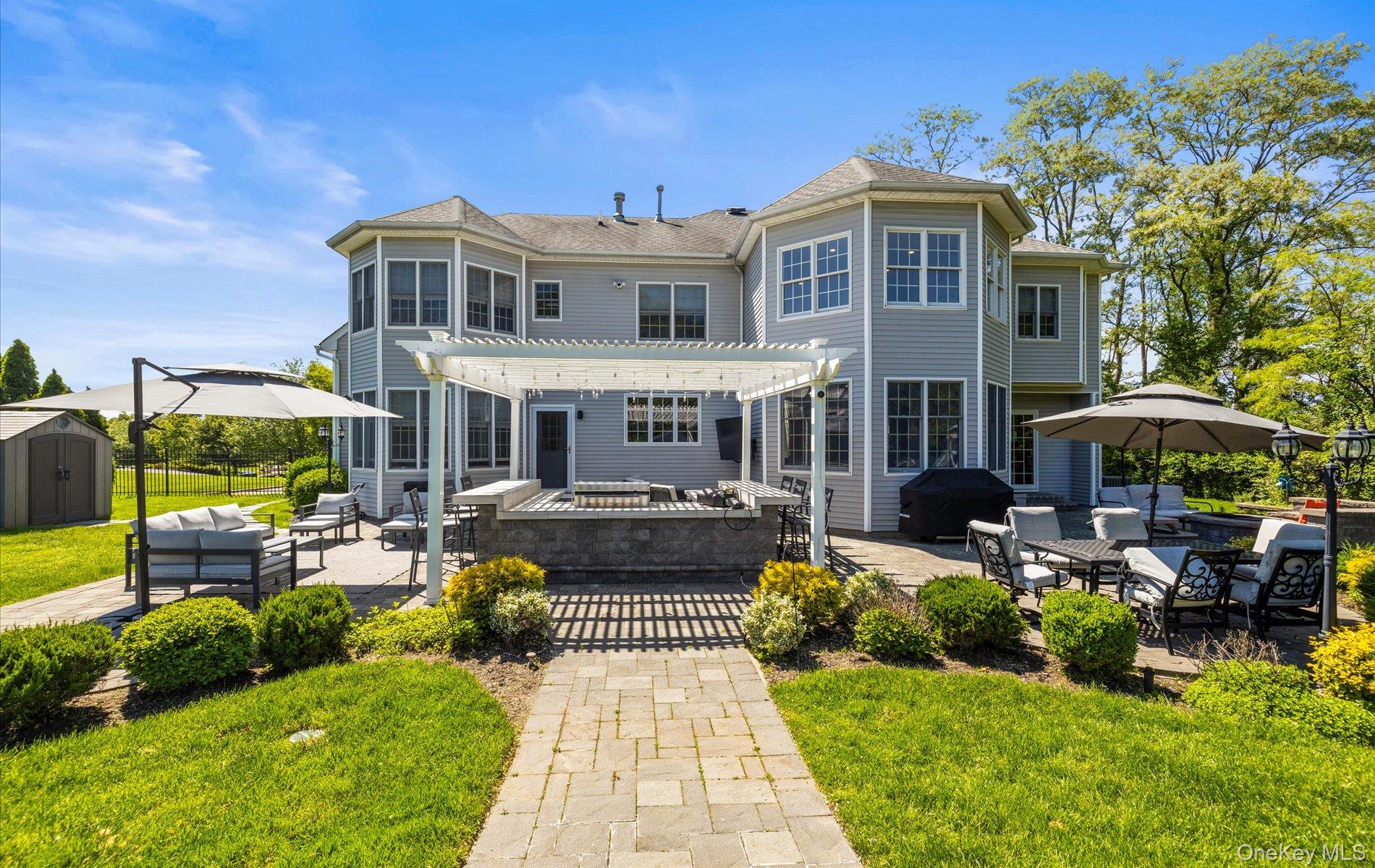 Huntington, New York, 11743, United States, 6 Bedrooms Bedrooms, ,4 BathroomsBathrooms,Residential,For Sale,1827761