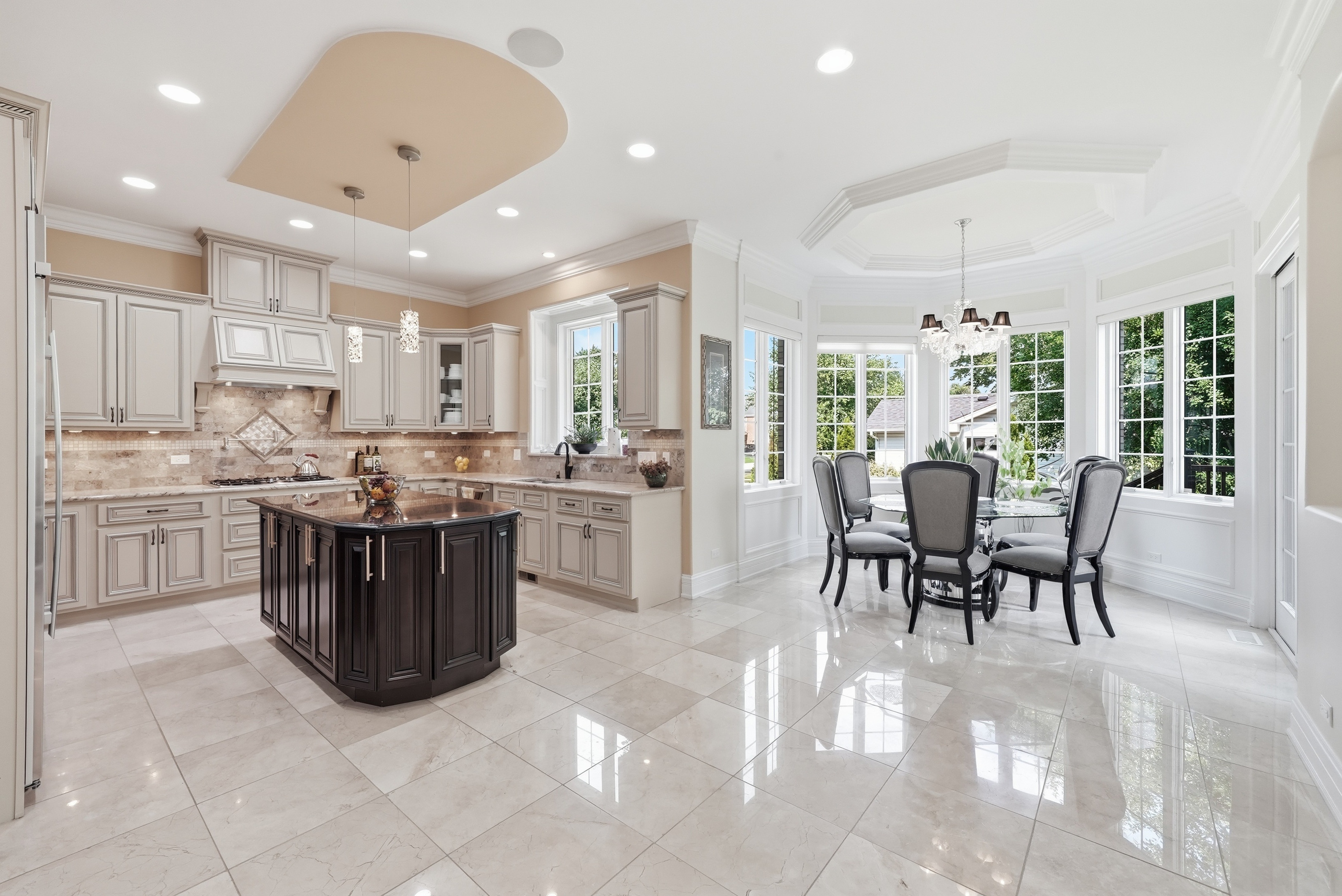  Perfectly Positioned in the Prestigious Golfview Hills Community of Hinsdale - 物件實景