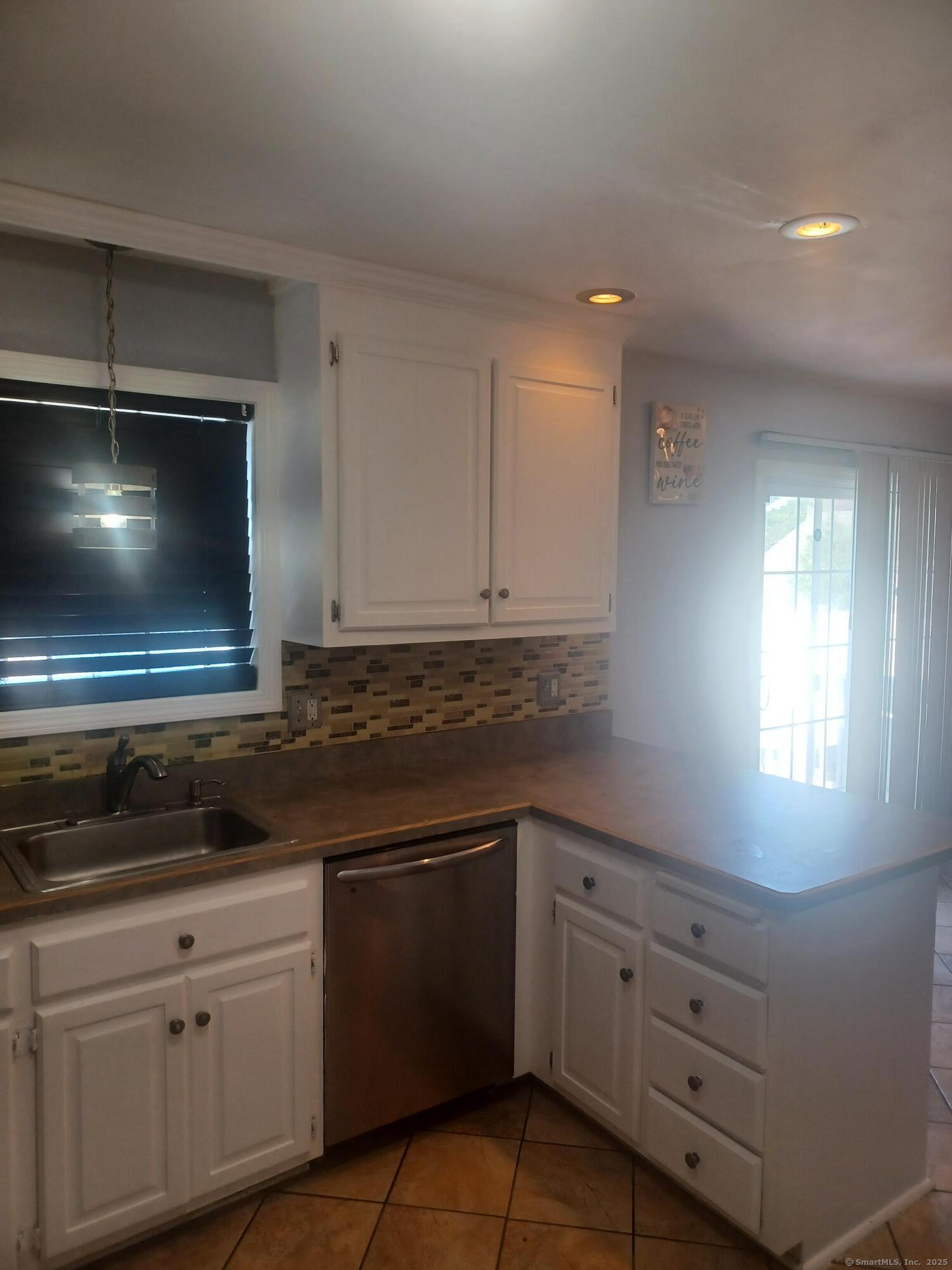 Stratford, Connecticut, 06614, United States, 3 Bedrooms Bedrooms, ,2 BathroomsBathrooms,Residential,For Sale,1926191