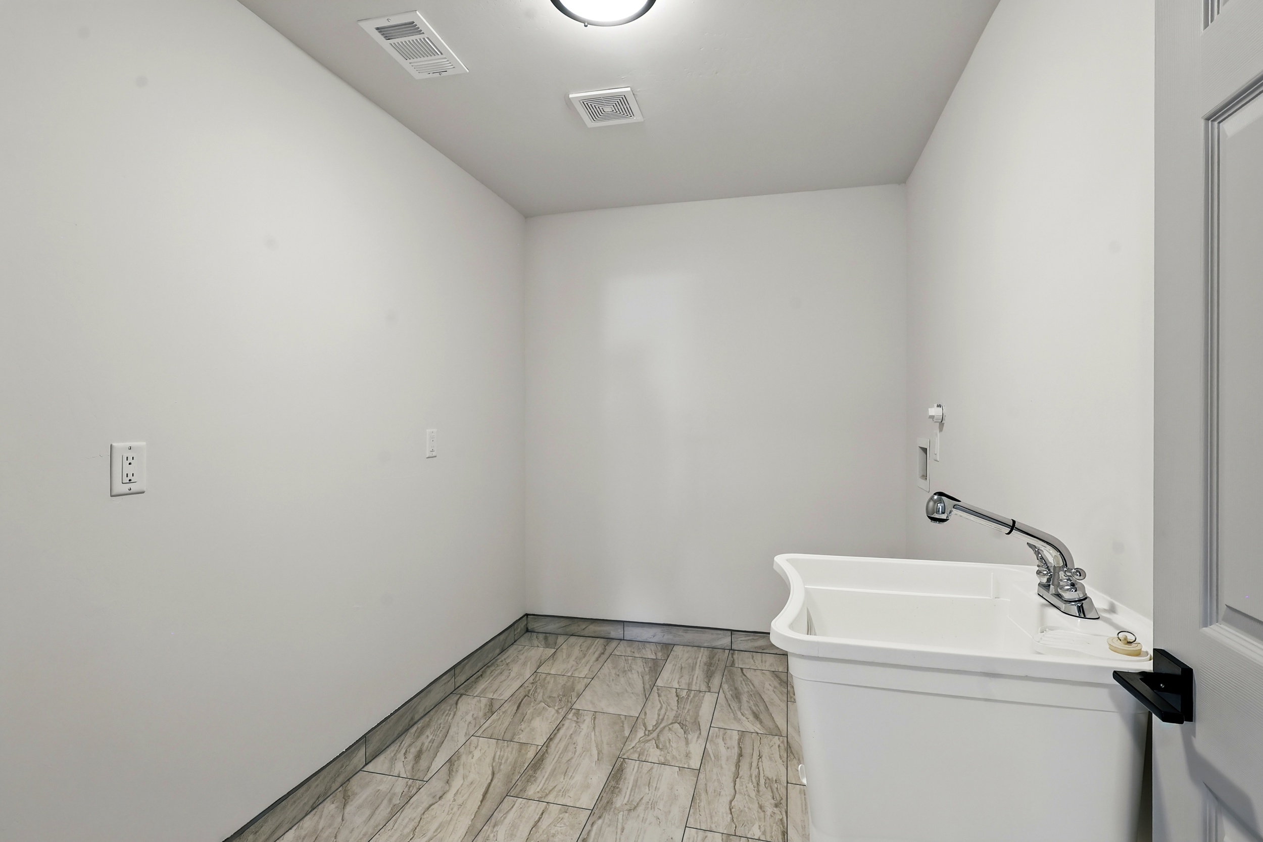 Los Lunas, New Mexico, 87031, United States, 4 Bedrooms Bedrooms, ,2 BathroomsBathrooms,Residential,For Sale,1943131