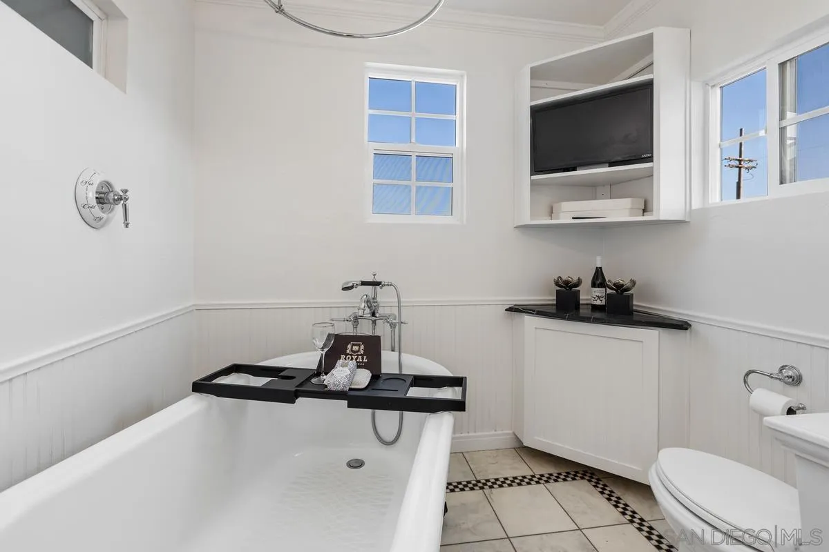 Spring Valley, California, 91977, United States, 3 Bedrooms Bedrooms, ,2 BathroomsBathrooms,Residential,For Sale,2001850