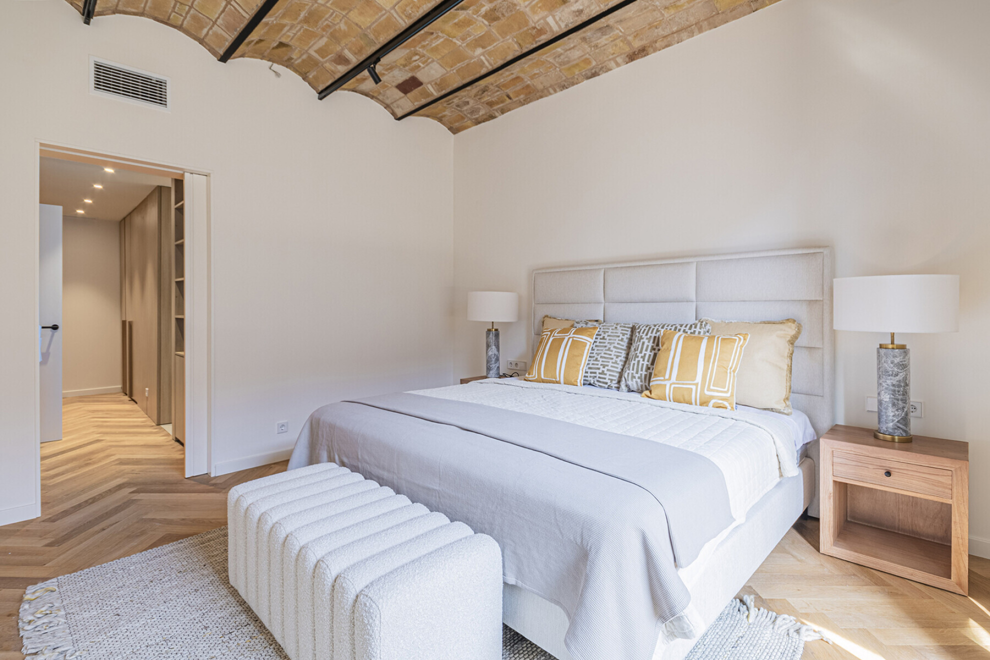  Elegant refurbished apartment of 221 m² in the Quadrat d